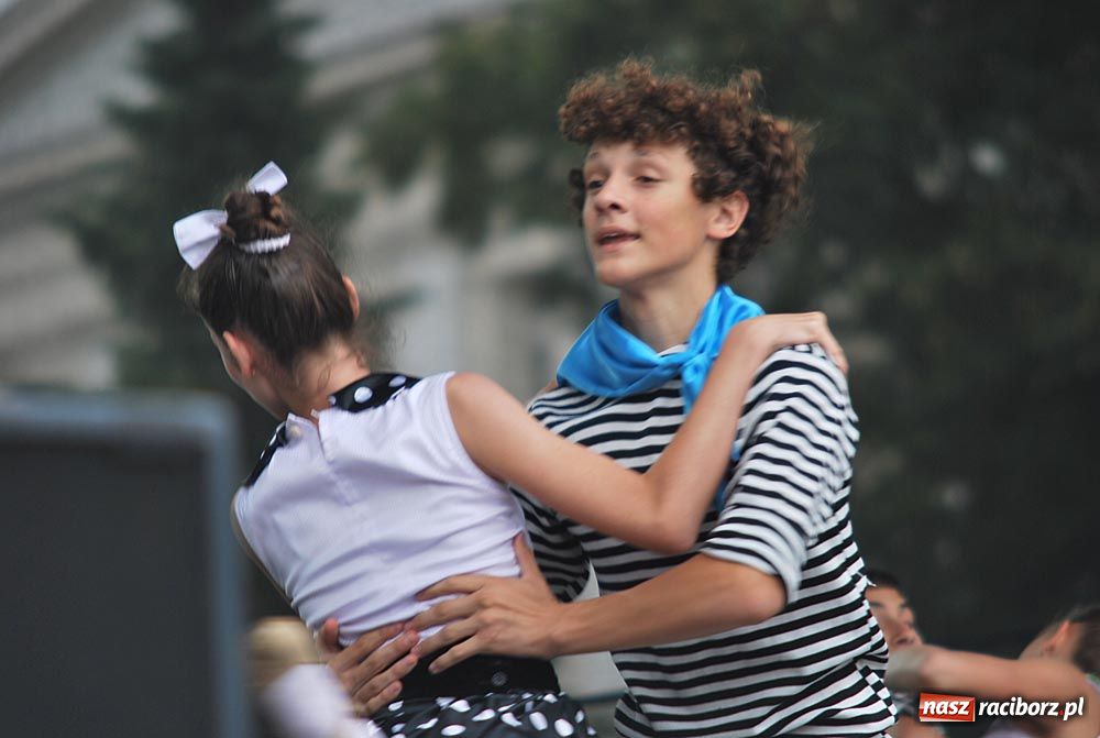 Zdjęcie w galerii na portalu naszraciborz.pl: Barwny korowód tancerzy i uczniów wiadomości z regionu