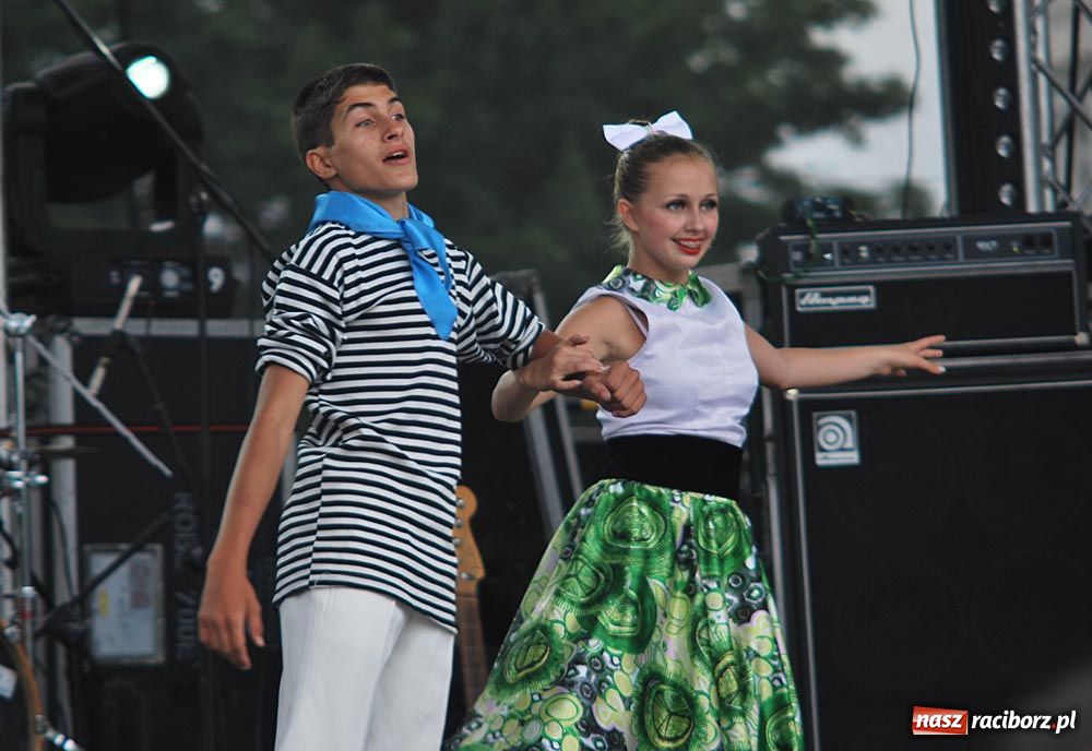 Zdjęcie w galerii na portalu naszraciborz.pl: Barwny korowód tancerzy i uczniów wiadomości z regionu