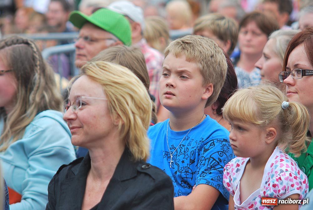 Zdjęcie w galerii na portalu naszraciborz.pl: Barwny korowód tancerzy i uczniów wiadomości z regionu