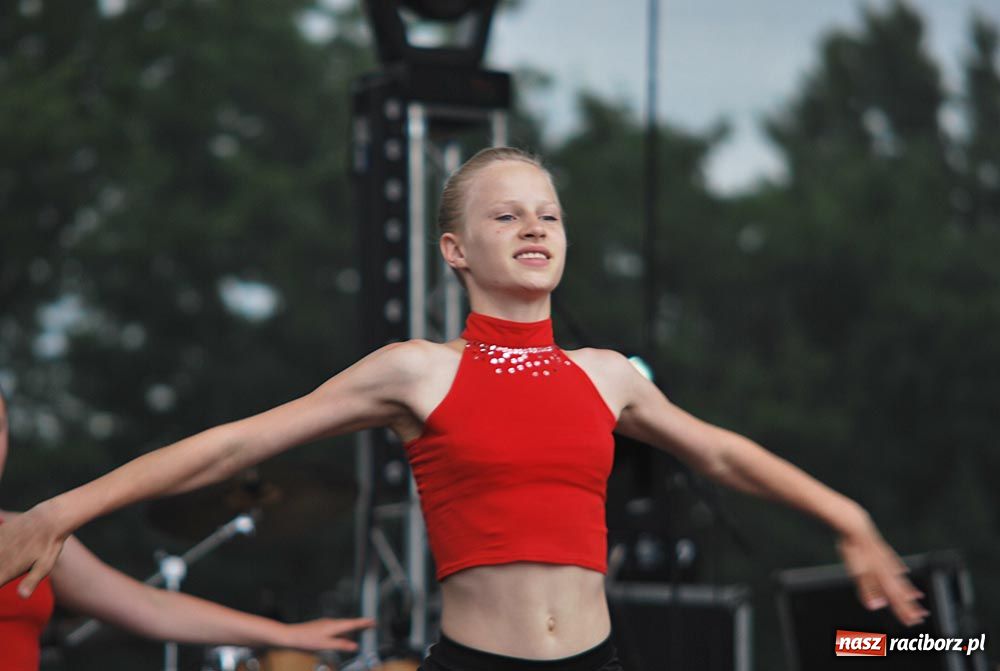 Zdjęcie w galerii na portalu naszraciborz.pl: Barwny korowód tancerzy i uczniów wiadomości z regionu