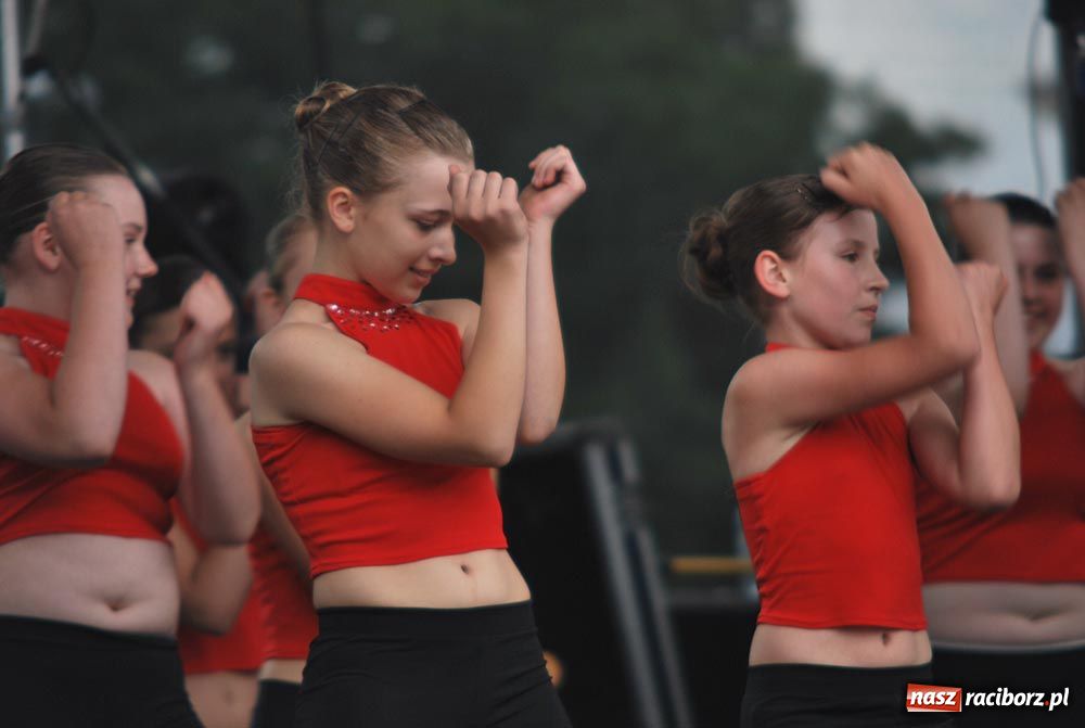 Zdjęcie w galerii na portalu naszraciborz.pl: Barwny korowód tancerzy i uczniów wiadomości z regionu