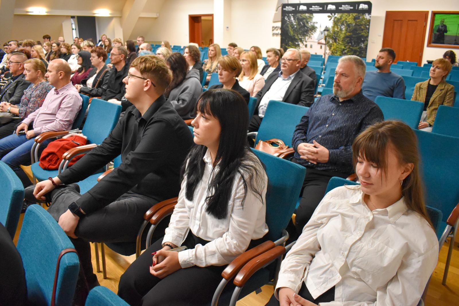 Zdjęcie w galerii na portalu naszraciborz.pl: Nagrody starosty dla 45 uczniów. Uroczystość na Zamku Piastowskim wiadomości z regionu