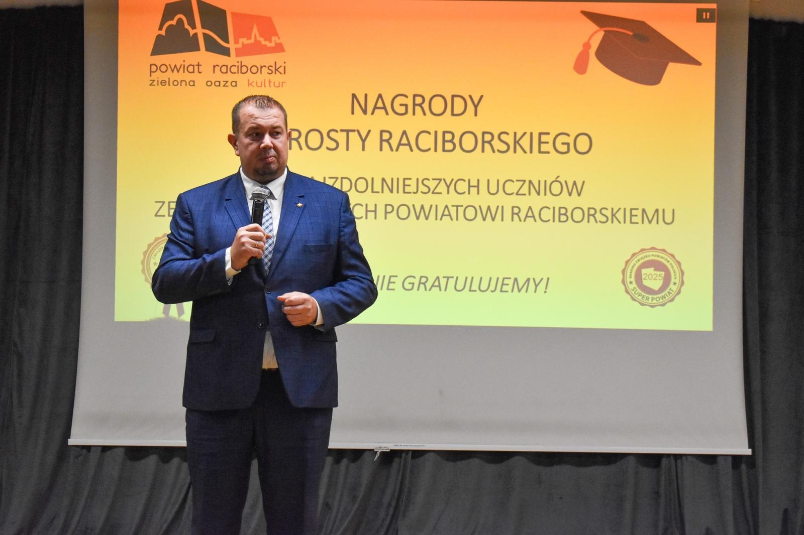 Zdjęcie w galerii na portalu naszraciborz.pl: Nagrody starosty dla 45 uczniów. Uroczystość na Zamku Piastowskim wiadomości z regionu