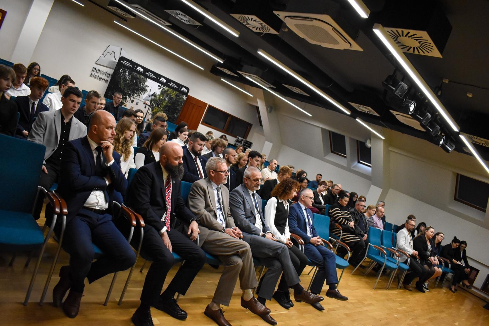 Zdjęcie w galerii na portalu naszraciborz.pl: Nagrody starosty dla 45 uczniów. Uroczystość na Zamku Piastowskim wiadomości z regionu