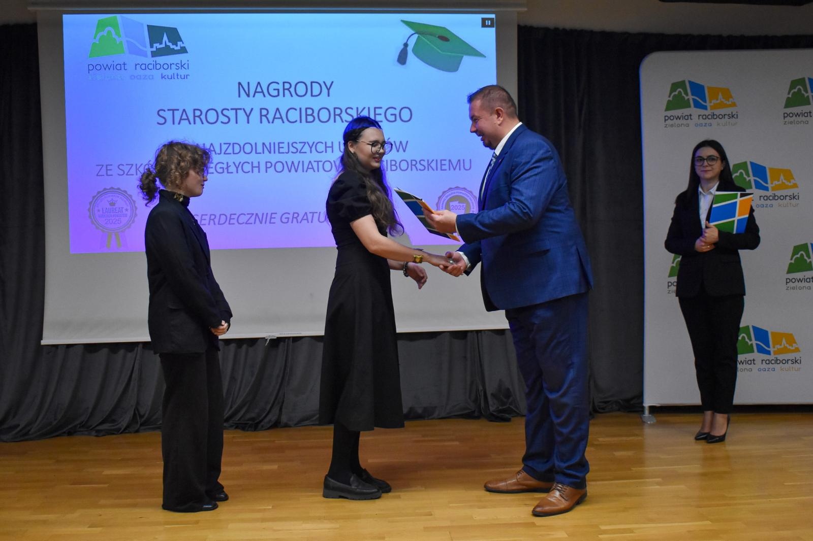 Zdjęcie w galerii na portalu naszraciborz.pl: Nagrody starosty dla 45 uczniów. Uroczystość na Zamku Piastowskim wiadomości z regionu