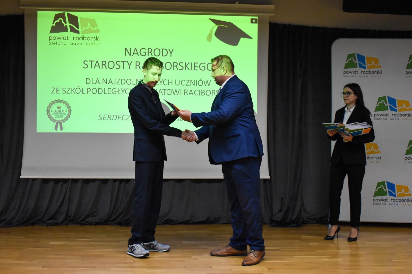 Zdjęcie w galerii na portalu naszraciborz.pl: Nagrody starosty dla 45 uczniów. Uroczystość na Zamku Piastowskim wiadomości z regionu