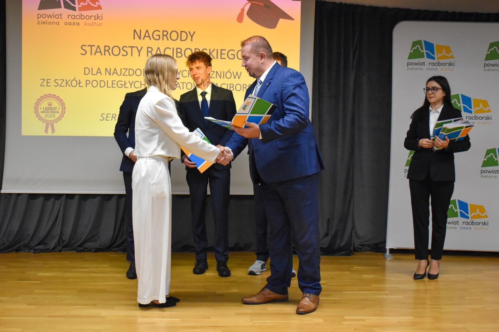 Zdjęcie w galerii na portalu naszraciborz.pl: Nagrody starosty dla 45 uczniów. Uroczystość na Zamku Piastowskim wiadomości z regionu
