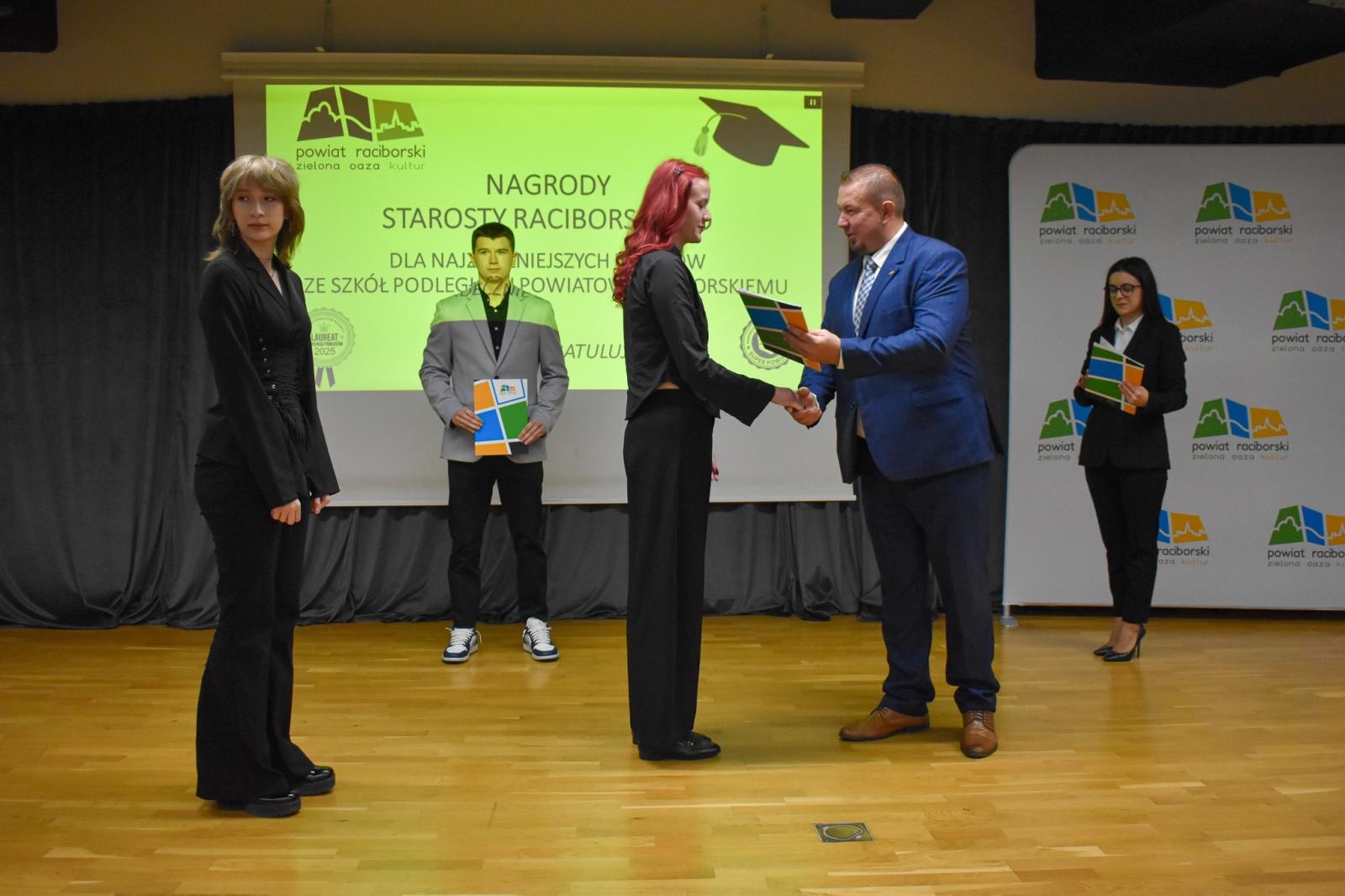 Zdjęcie w galerii na portalu naszraciborz.pl: Nagrody starosty dla 45 uczniów. Uroczystość na Zamku Piastowskim wiadomości z regionu