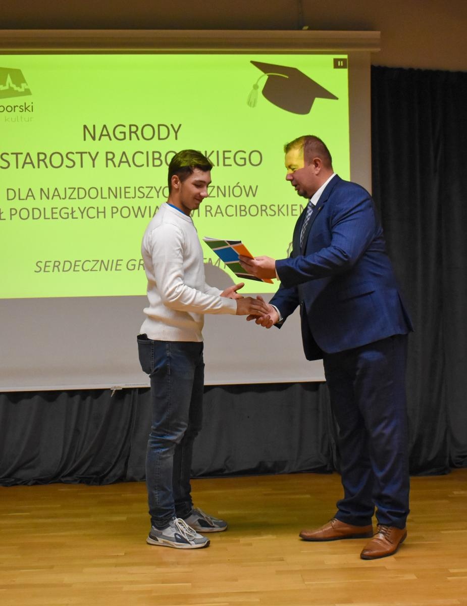Zdjęcie w galerii na portalu naszraciborz.pl: Nagrody starosty dla 45 uczniów. Uroczystość na Zamku Piastowskim wiadomości z regionu