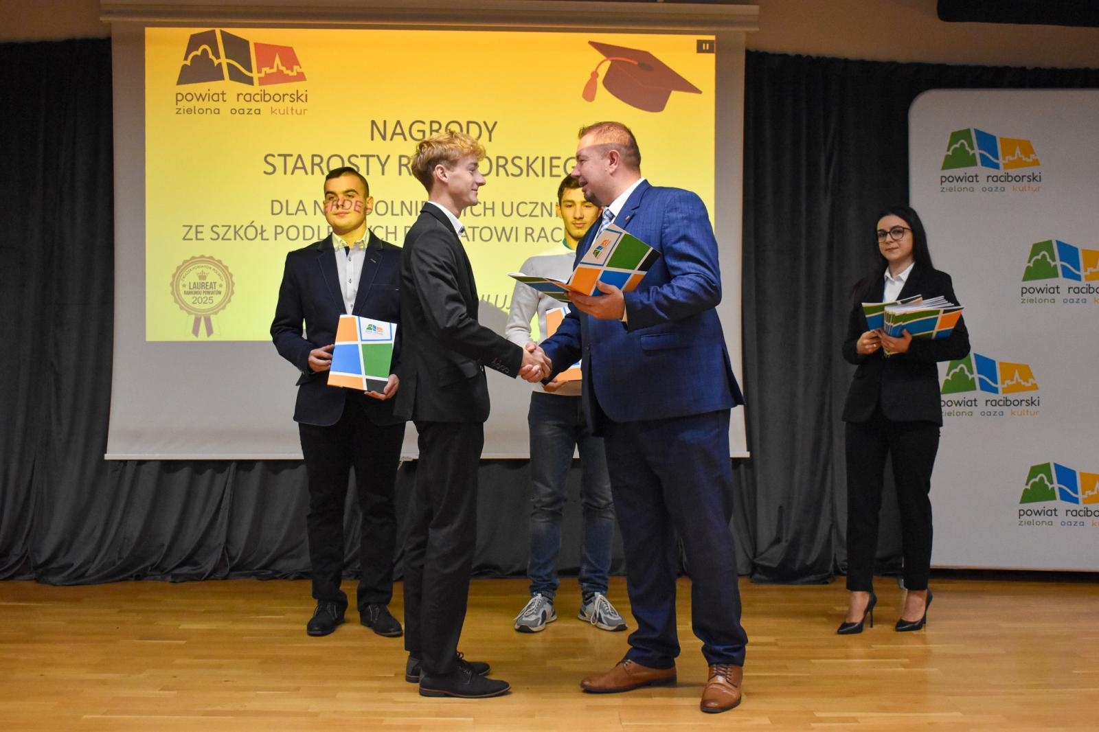 Zdjęcie w galerii na portalu naszraciborz.pl: Nagrody starosty dla 45 uczniów. Uroczystość na Zamku Piastowskim wiadomości z regionu
