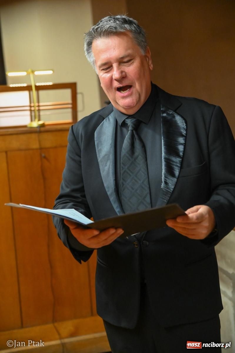 Zdjęcie w galerii na portalu naszraciborz.pl: Organy i tenor zabrzmiały w raciborskiej farze. Koncert Arkadiusza Popławskiego i Tomasza Jedza wiadomości z regionu