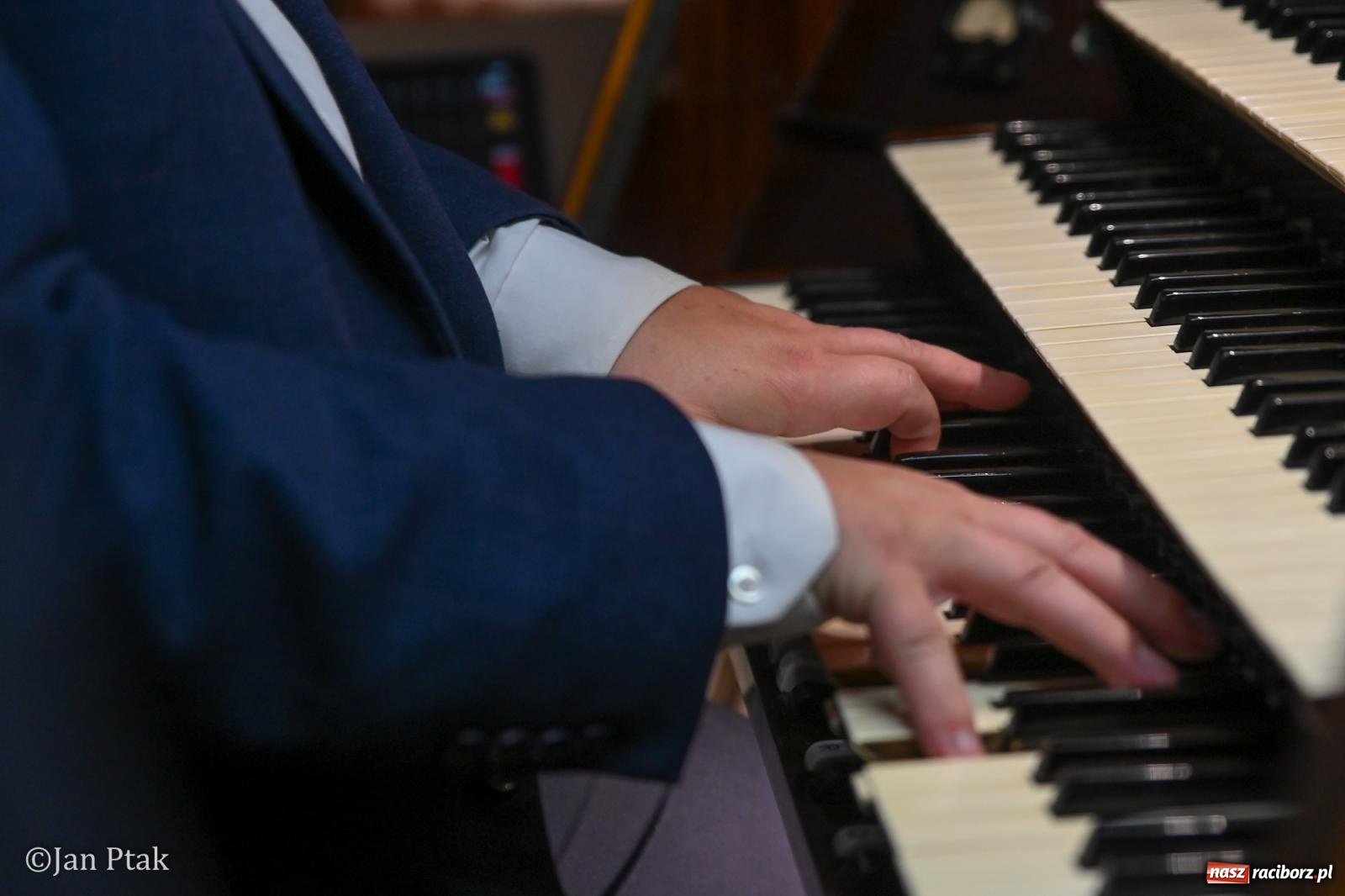 Zdjęcie w galerii na portalu naszraciborz.pl: Organy i tenor zabrzmiały w raciborskiej farze. Koncert Arkadiusza Popławskiego i Tomasza Jedza wiadomości z regionu