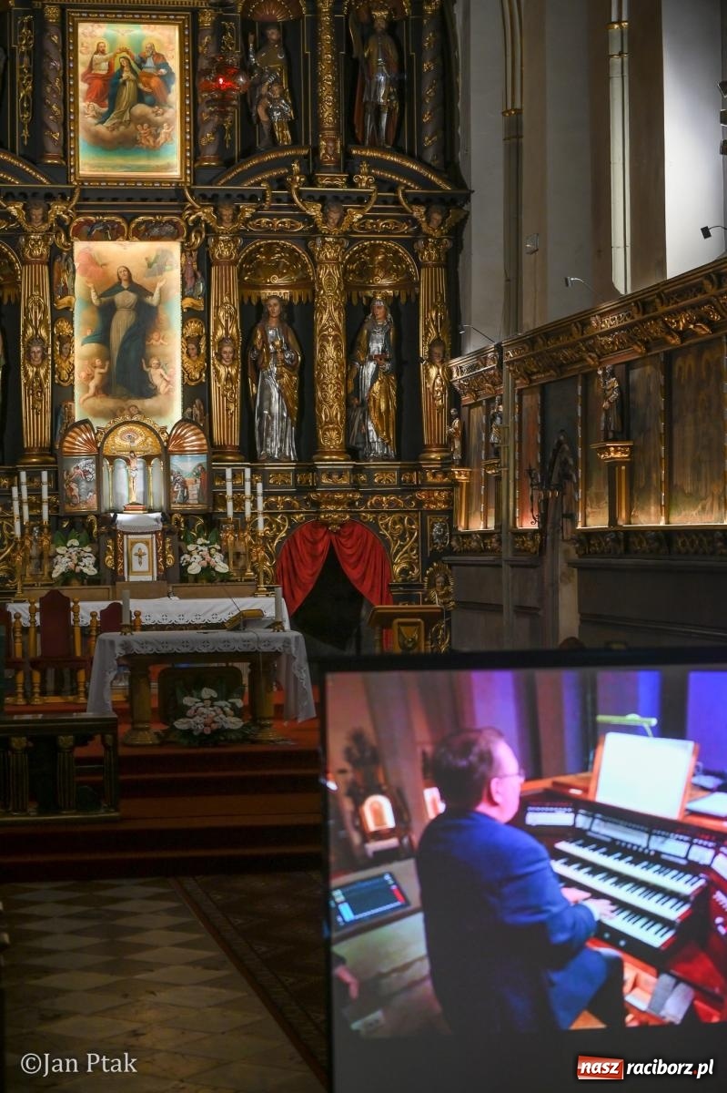 Zdjęcie w galerii na portalu naszraciborz.pl: Organy i tenor zabrzmiały w raciborskiej farze. Koncert Arkadiusza Popławskiego i Tomasza Jedza wiadomości z regionu