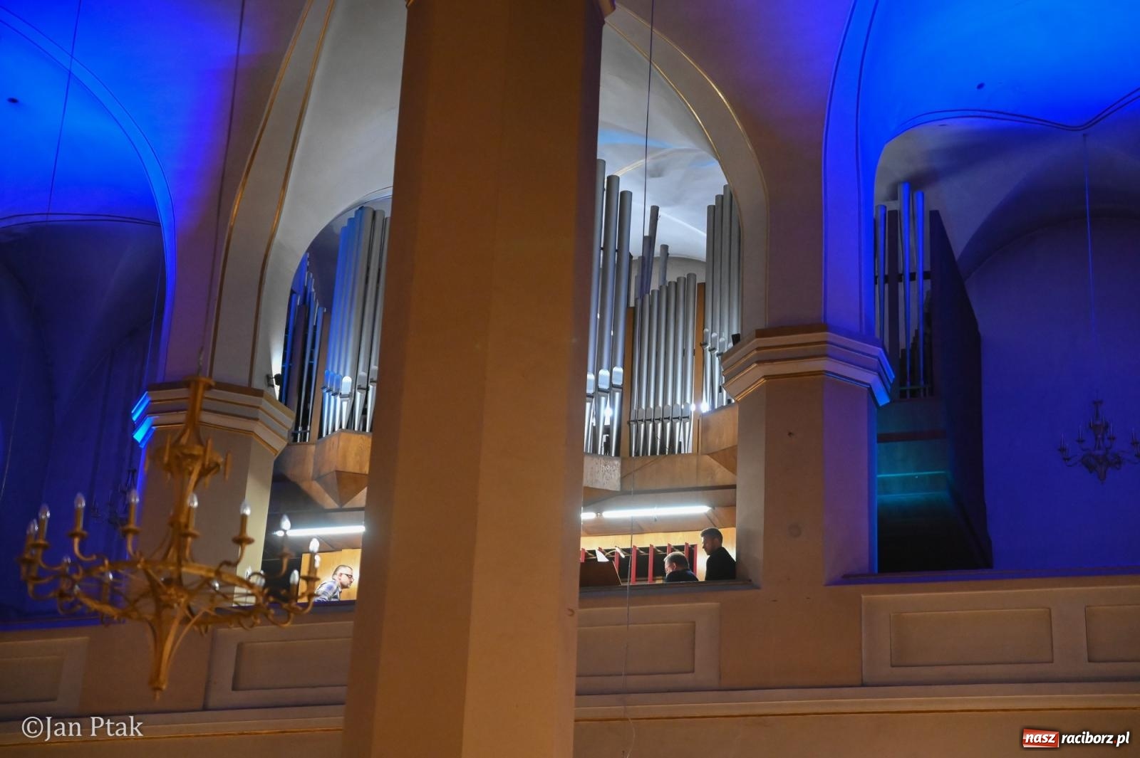 Zdjęcie w galerii na portalu naszraciborz.pl: Organy i tenor zabrzmiały w raciborskiej farze. Koncert Arkadiusza Popławskiego i Tomasza Jedza wiadomości z regionu