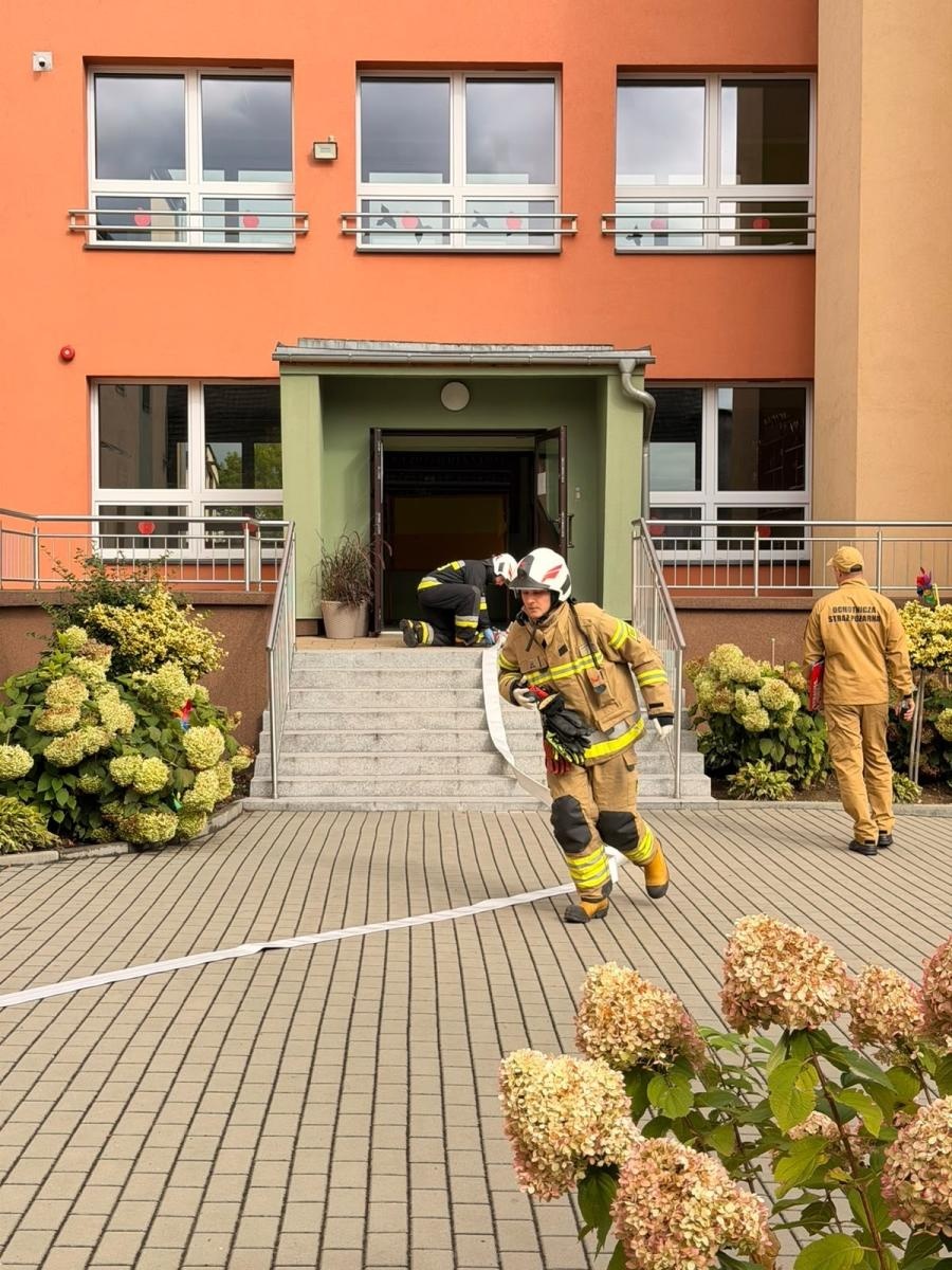 Zdjęcie w galerii na portalu naszraciborz.pl: Próbna ewakuacja w Szkole Podstawowej w Tworkowie. Strażacy przygotowali też zajęcia dla uczniów wiadomości z regionu