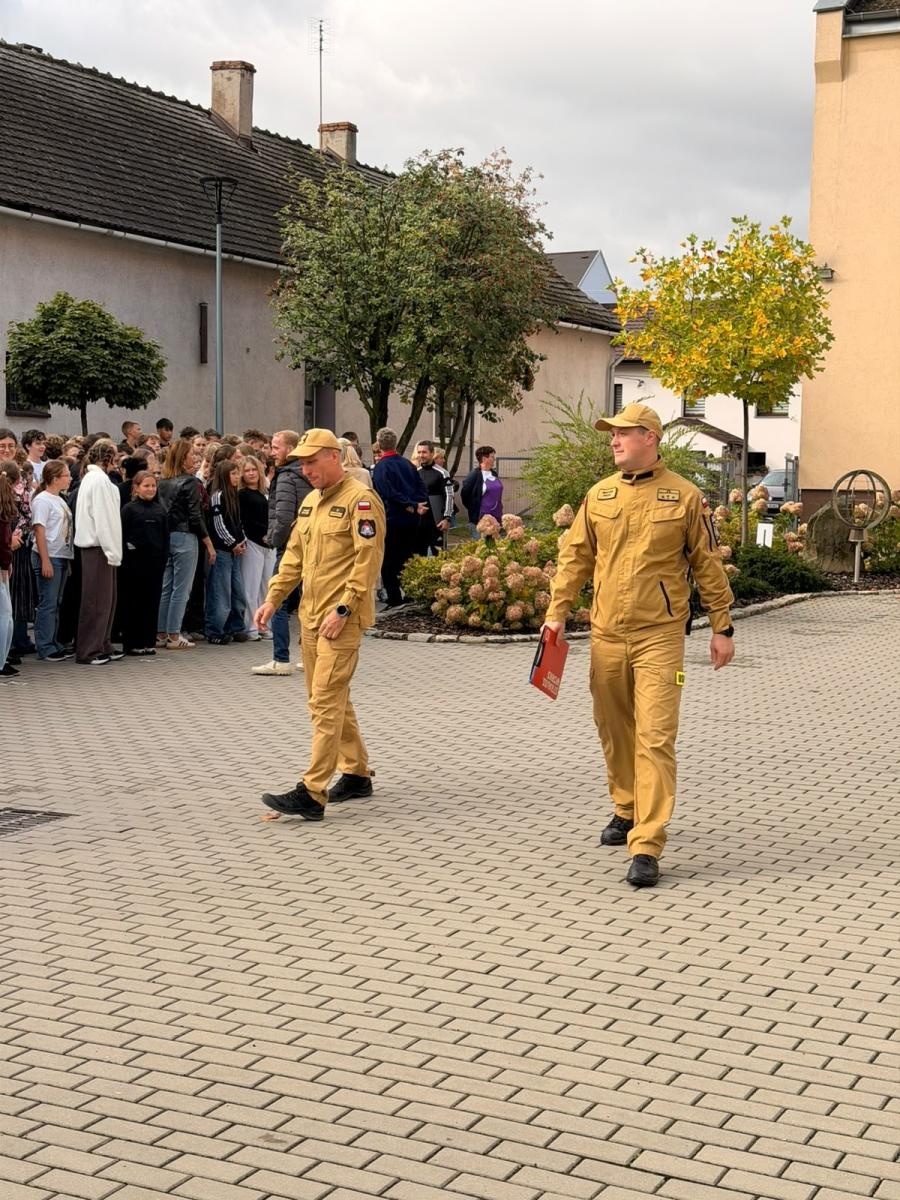 Zdjęcie w galerii na portalu naszraciborz.pl: Próbna ewakuacja w Szkole Podstawowej w Tworkowie. Strażacy przygotowali też zajęcia dla uczniów wiadomości z regionu