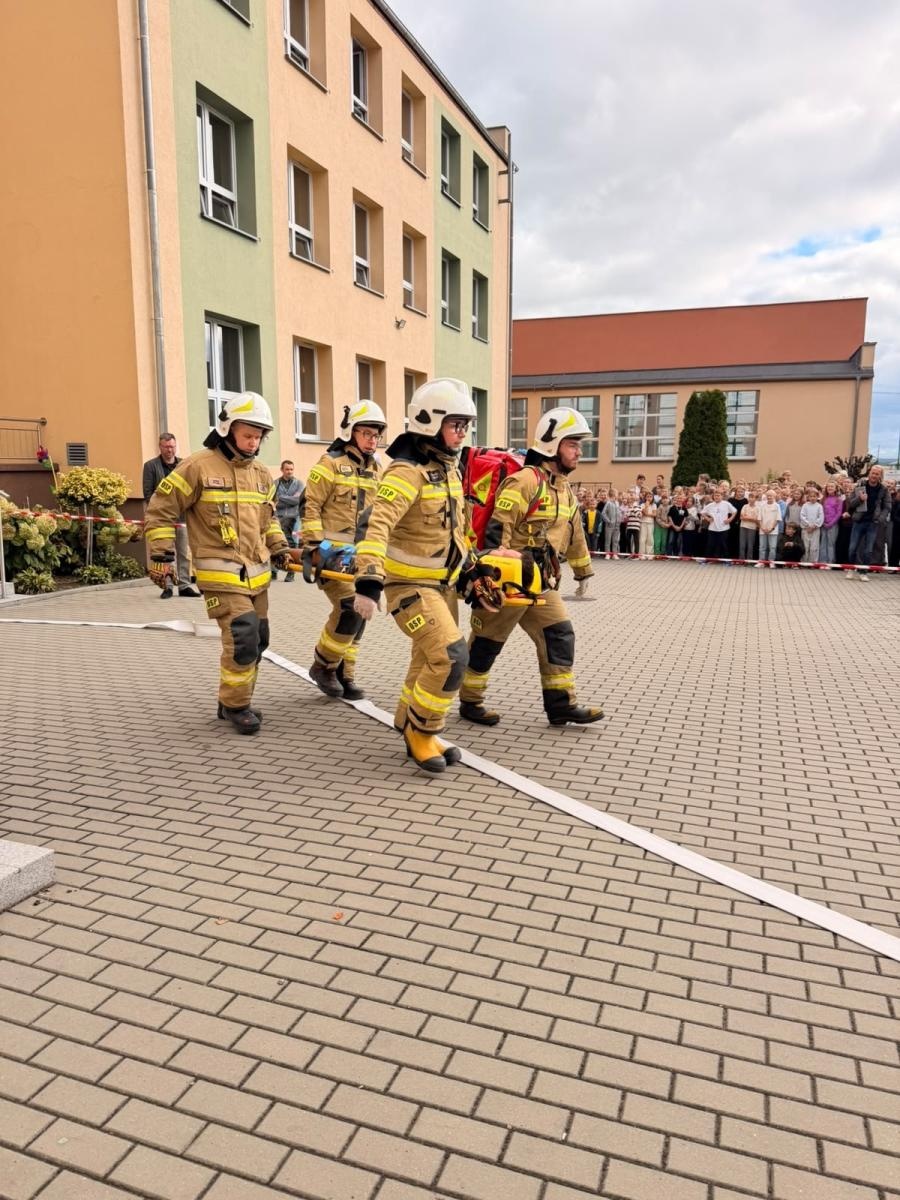 Zdjęcie w galerii na portalu naszraciborz.pl: Próbna ewakuacja w Szkole Podstawowej w Tworkowie. Strażacy przygotowali też zajęcia dla uczniów wiadomości z regionu