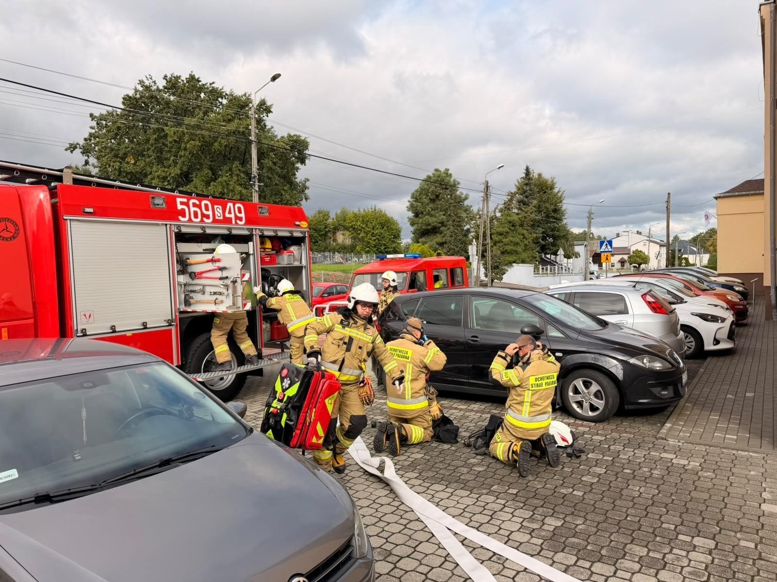 Zdjęcie w galerii na portalu naszraciborz.pl: Próbna ewakuacja w Szkole Podstawowej w Tworkowie. Strażacy przygotowali też zajęcia dla uczniów wiadomości z regionu
