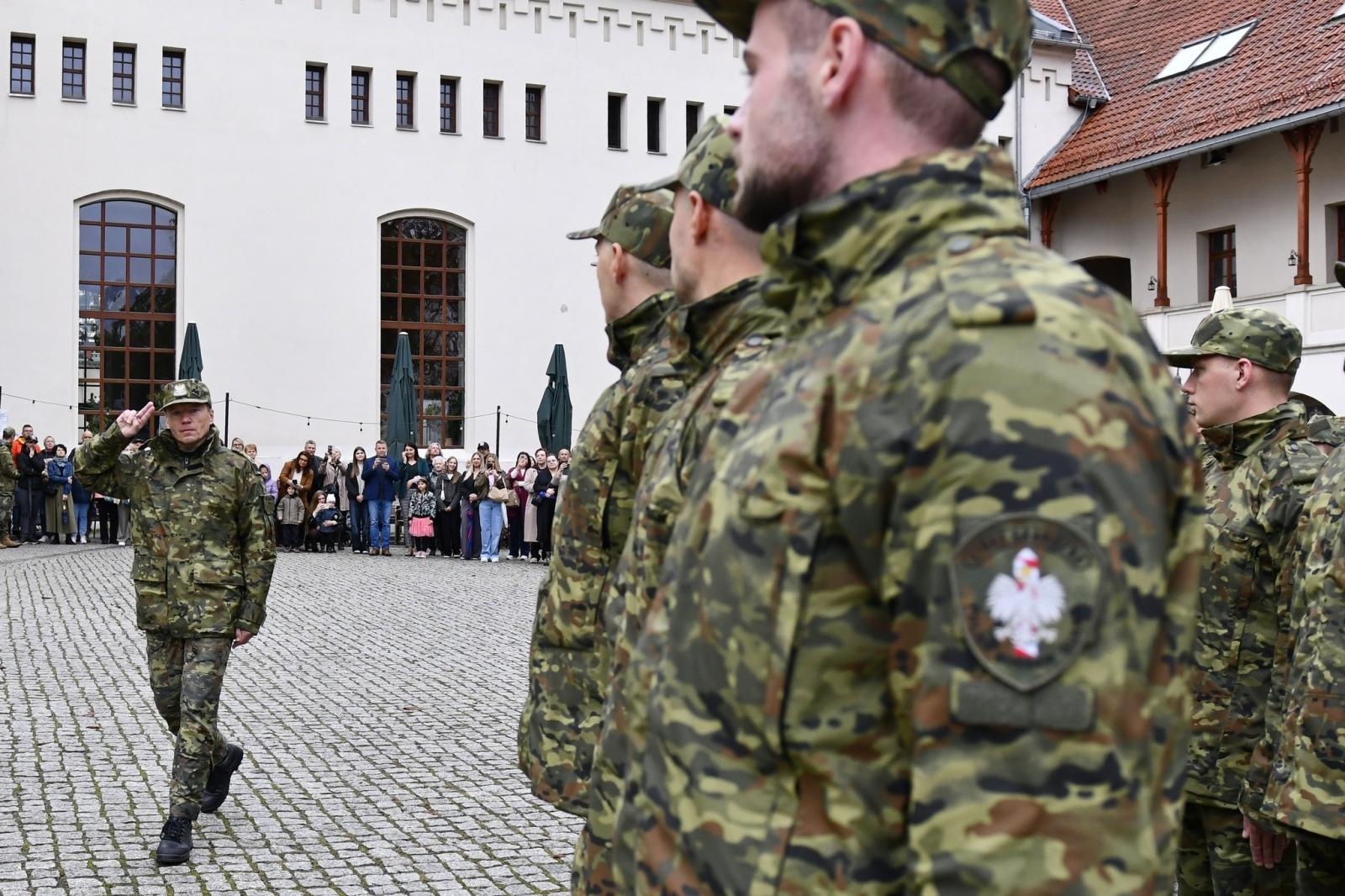 Zdjęcie w galerii na portalu naszraciborz.pl: Śląscy pogranicznicy ślubowali na Zamku Piastowskim wiadomości z regionu
