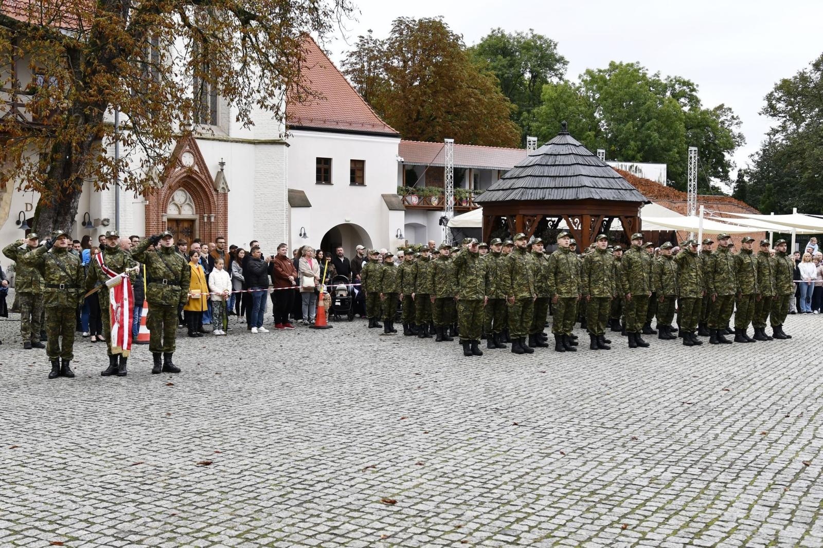 Zdjęcie w galerii na portalu naszraciborz.pl: Śląscy pogranicznicy ślubowali na Zamku Piastowskim wiadomości z regionu