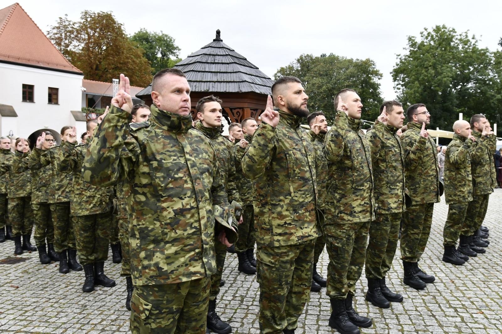 Zdjęcie w galerii na portalu naszraciborz.pl: Śląscy pogranicznicy ślubowali na Zamku Piastowskim wiadomości z regionu