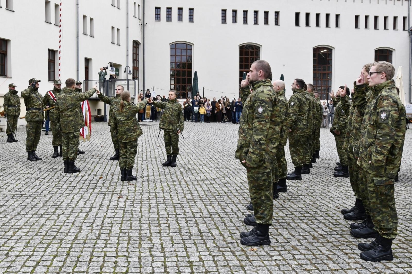 Zdjęcie w galerii na portalu naszraciborz.pl: Śląscy pogranicznicy ślubowali na Zamku Piastowskim wiadomości z regionu