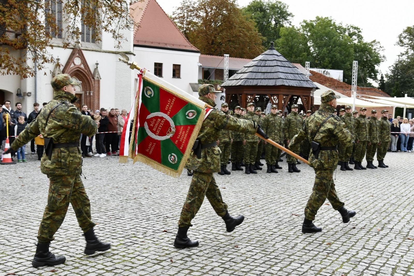 Zdjęcie w galerii na portalu naszraciborz.pl: Śląscy pogranicznicy ślubowali na Zamku Piastowskim wiadomości z regionu