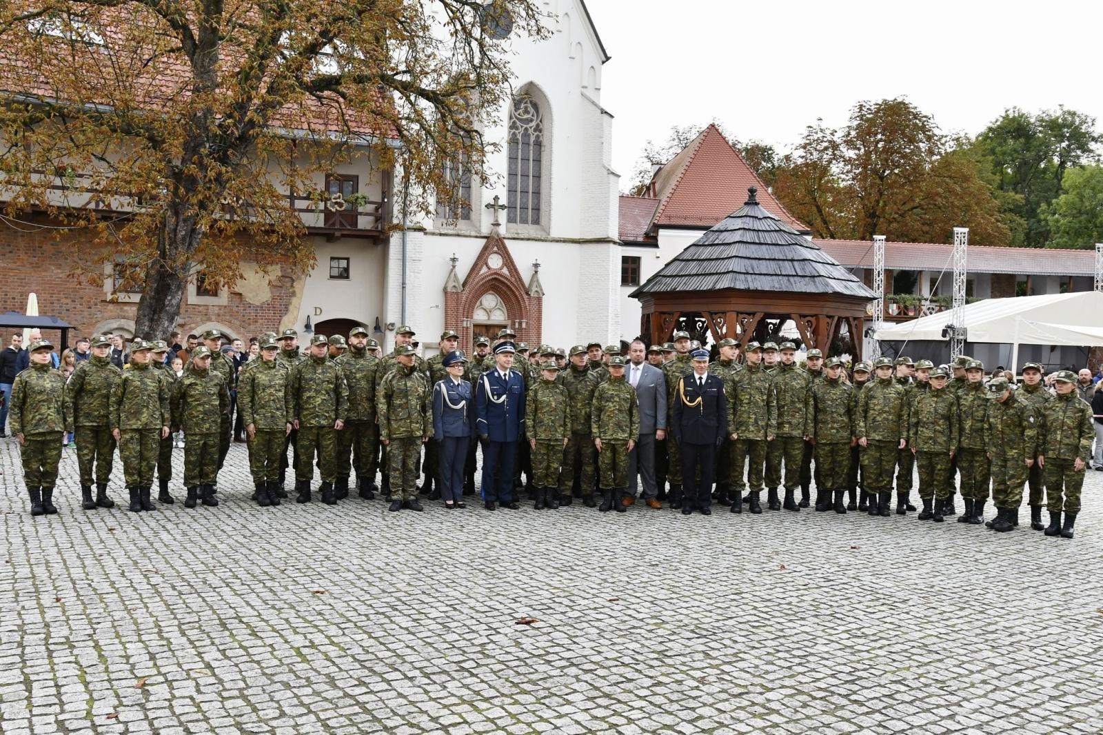 Zdjęcie w galerii na portalu naszraciborz.pl: Śląscy pogranicznicy ślubowali na Zamku Piastowskim wiadomości z regionu