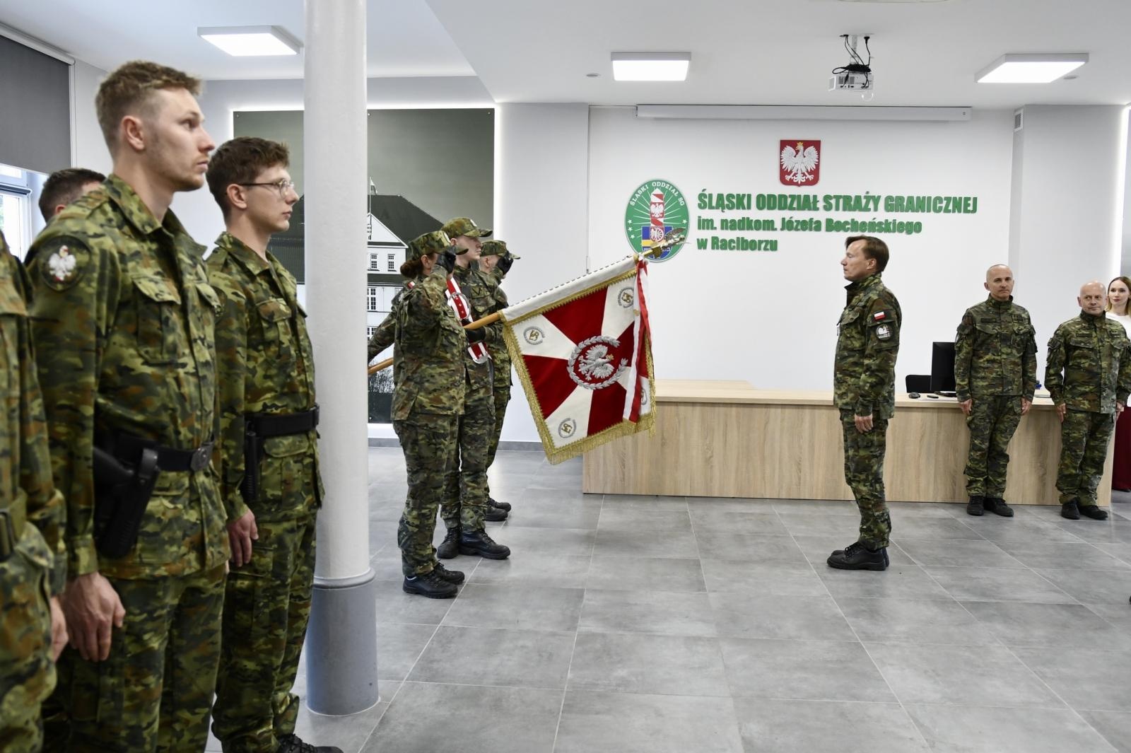 Zdjęcie w galerii na portalu naszraciborz.pl: Śląscy pogranicznicy ślubowali na Zamku Piastowskim wiadomości z regionu