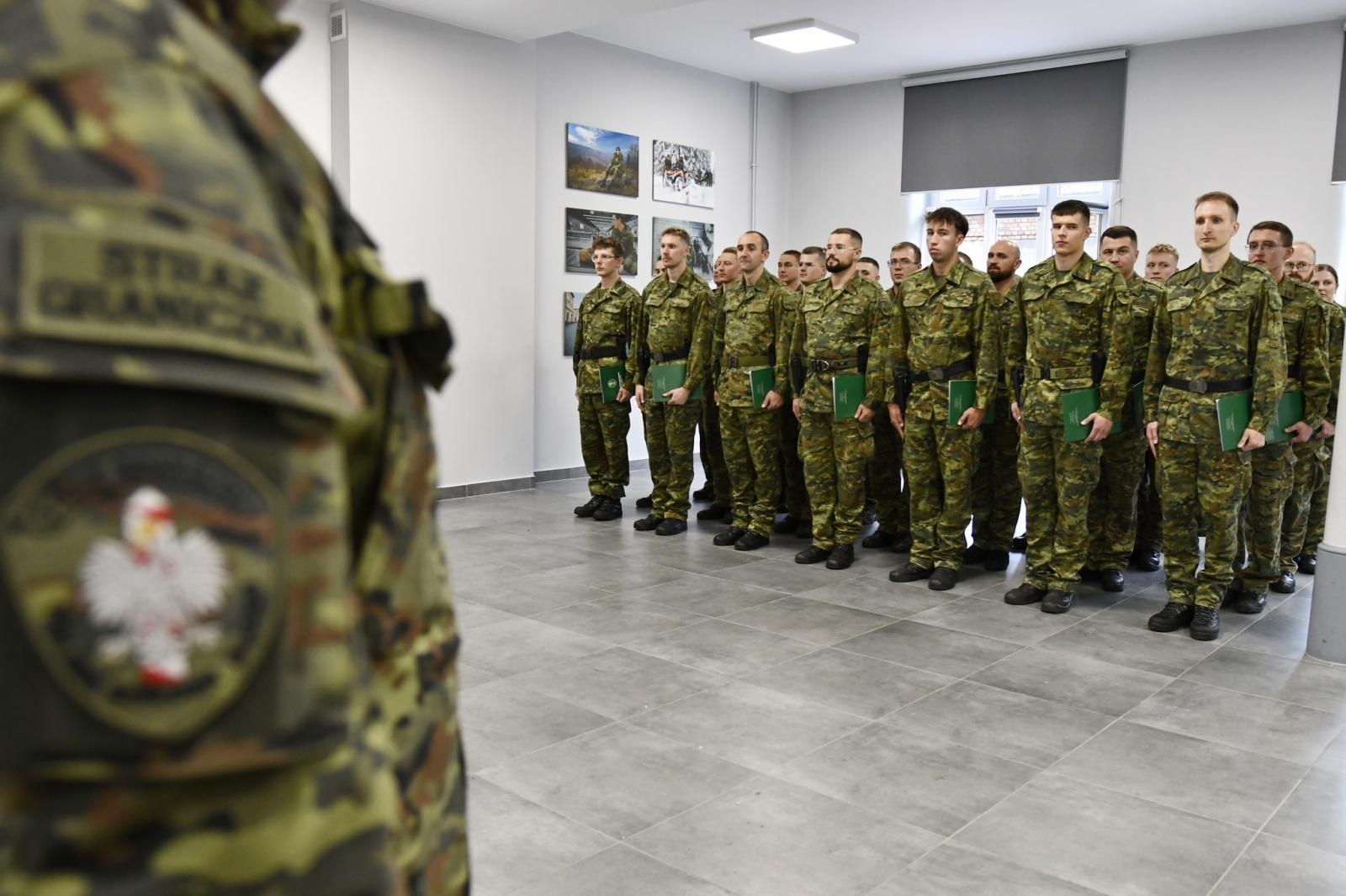 Zdjęcie w galerii na portalu naszraciborz.pl: Śląscy pogranicznicy ślubowali na Zamku Piastowskim wiadomości z regionu