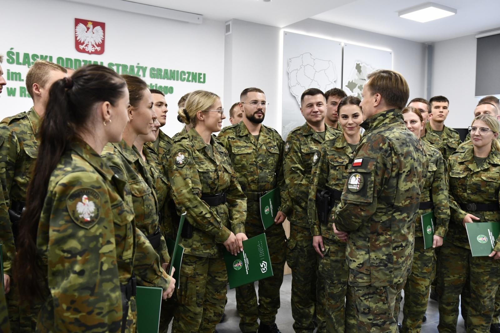Zdjęcie w galerii na portalu naszraciborz.pl: Śląscy pogranicznicy ślubowali na Zamku Piastowskim wiadomości z regionu