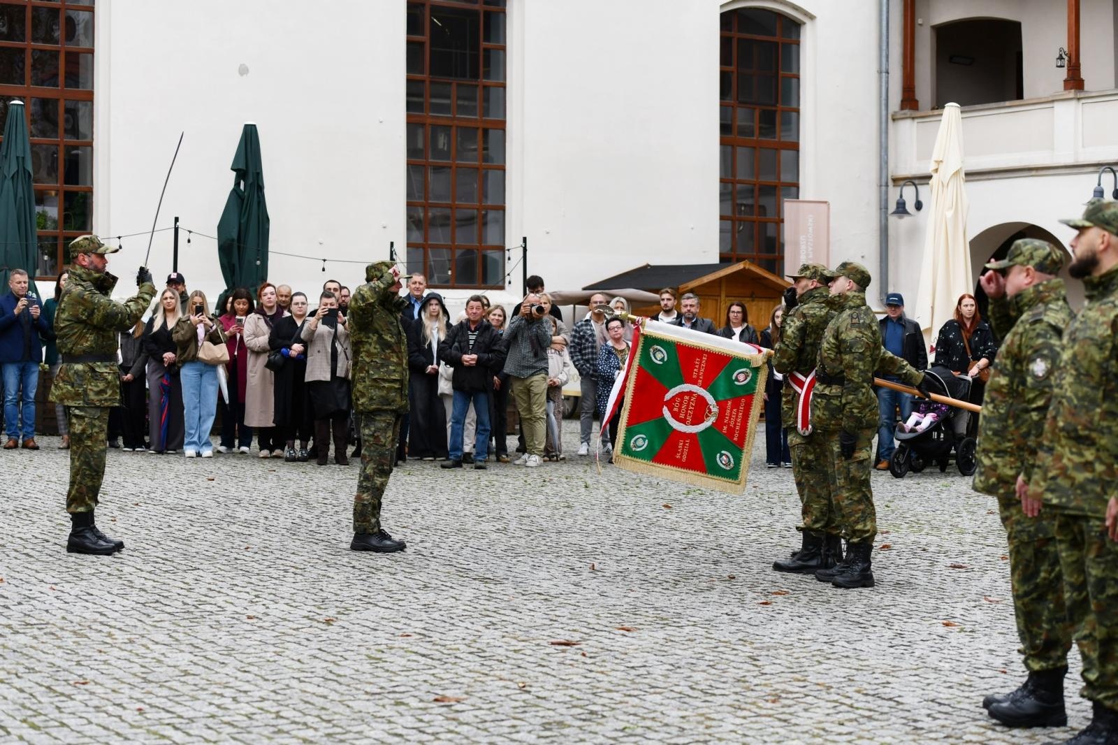 Zdjęcie w galerii na portalu naszraciborz.pl: Śląscy pogranicznicy ślubowali na Zamku Piastowskim wiadomości z regionu