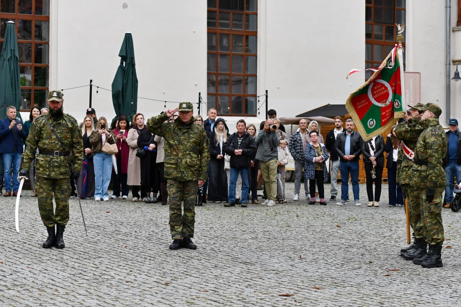 Zdjęcie w galerii na portalu naszraciborz.pl: Śląscy pogranicznicy ślubowali na Zamku Piastowskim wiadomości z regionu