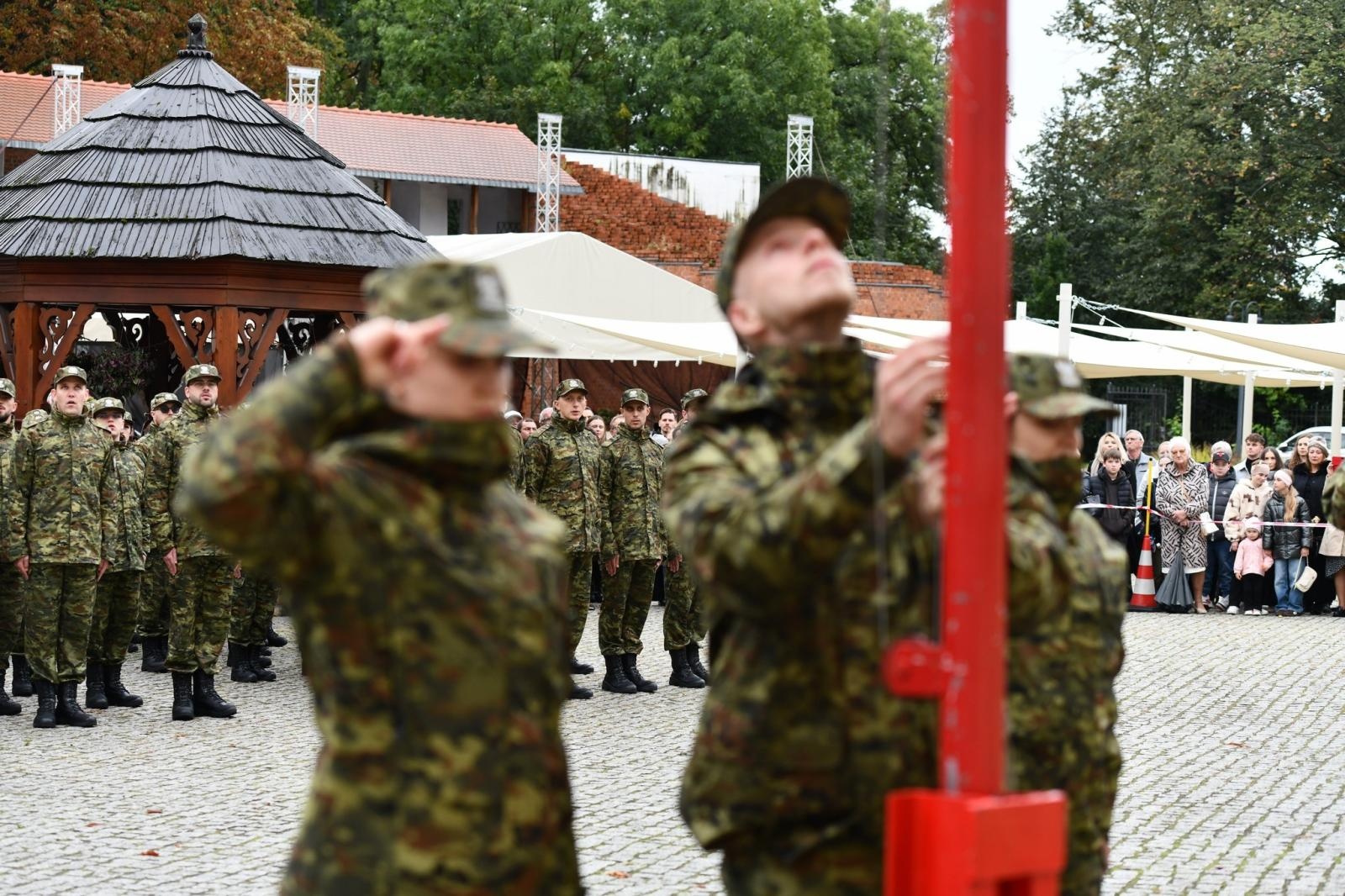 Zdjęcie w galerii na portalu naszraciborz.pl: Śląscy pogranicznicy ślubowali na Zamku Piastowskim wiadomości z regionu