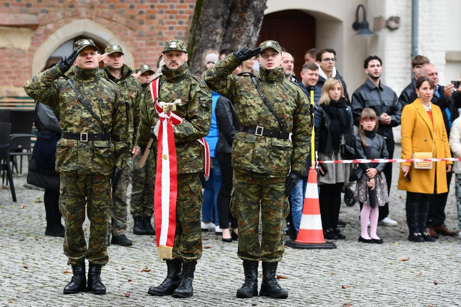 Zdjęcie w galerii na portalu naszraciborz.pl: Śląscy pogranicznicy ślubowali na Zamku Piastowskim wiadomości z regionu