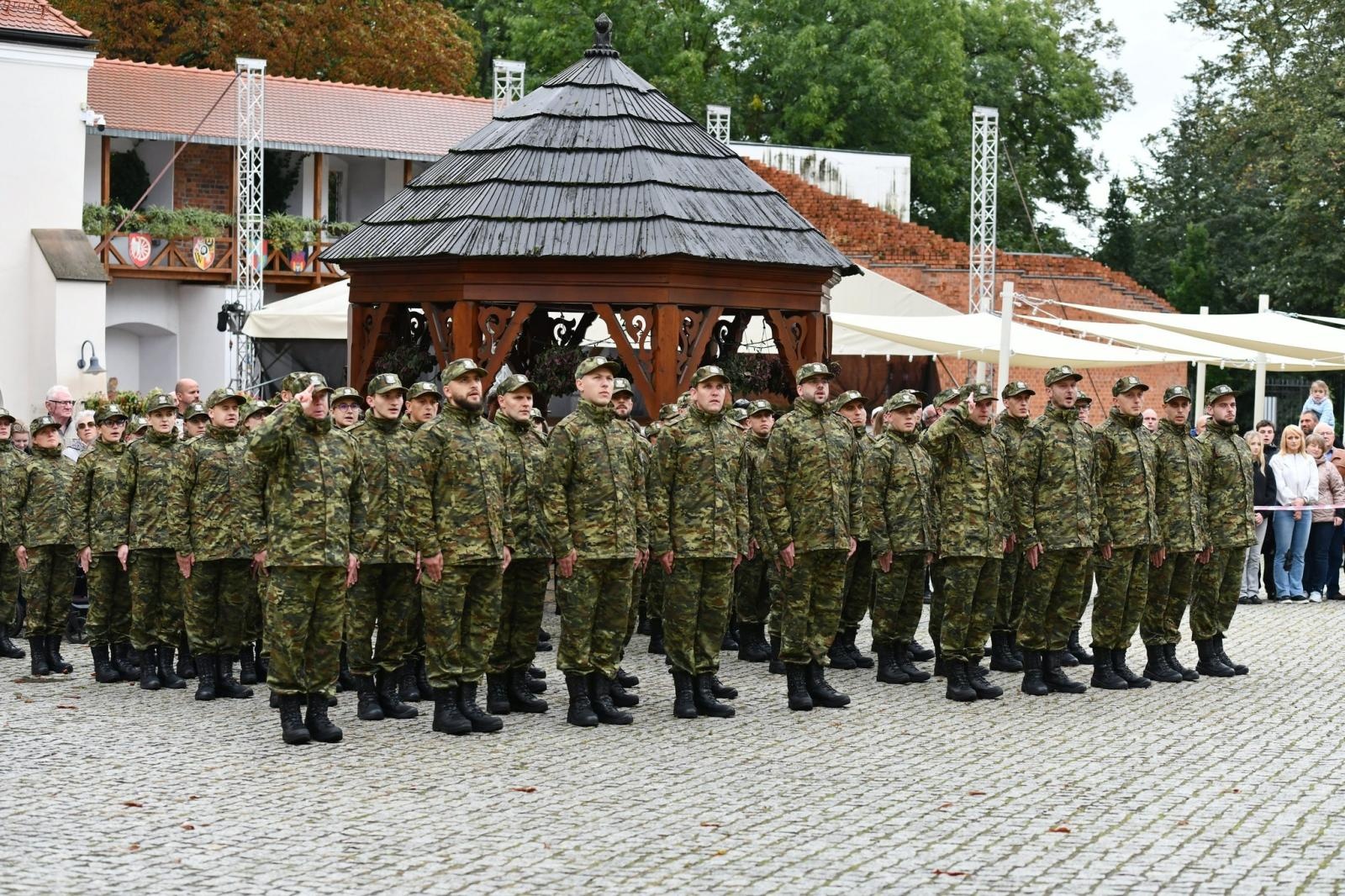 Zdjęcie w galerii na portalu naszraciborz.pl: Śląscy pogranicznicy ślubowali na Zamku Piastowskim wiadomości z regionu