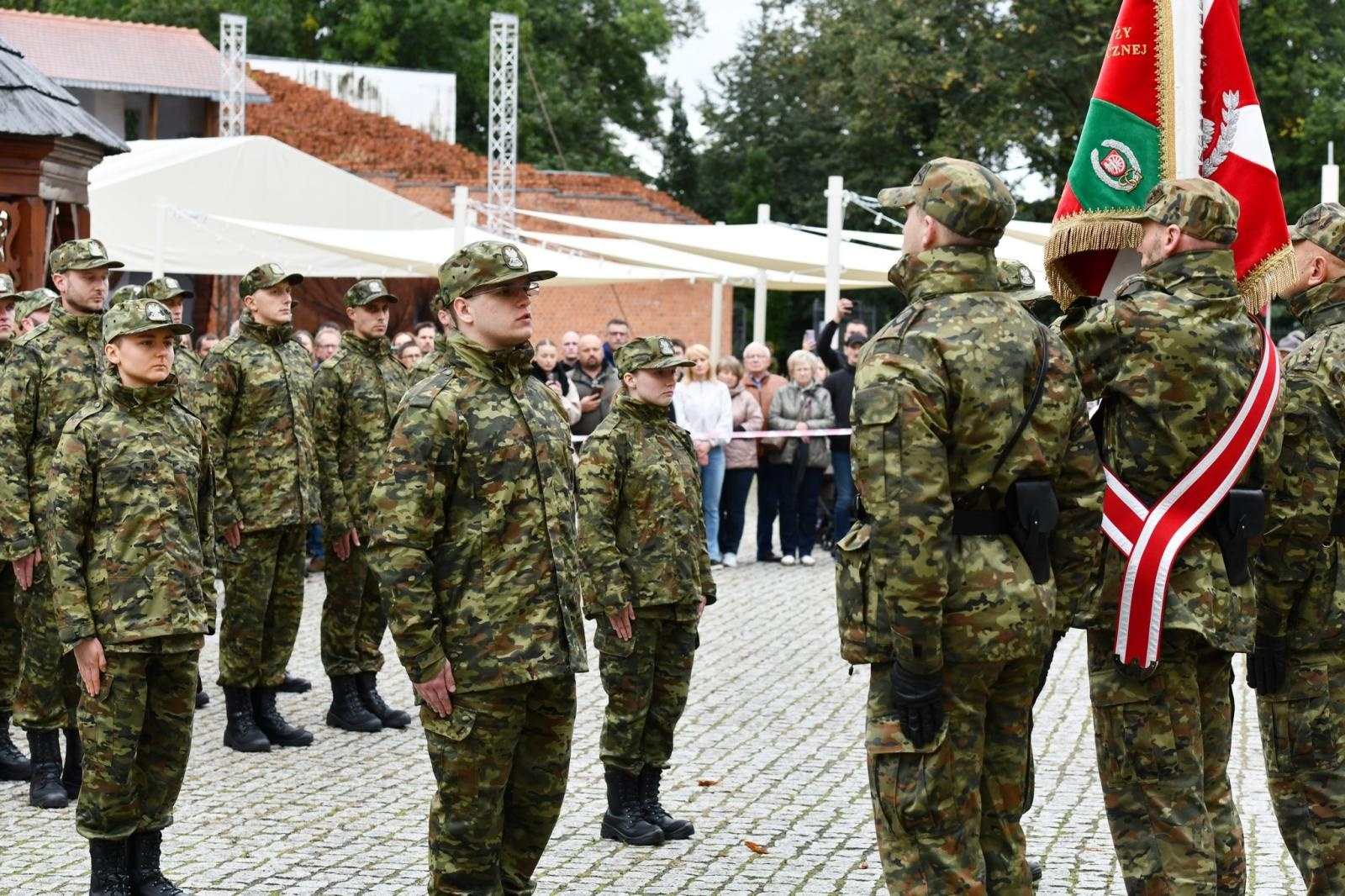 Zdjęcie w galerii na portalu naszraciborz.pl: Śląscy pogranicznicy ślubowali na Zamku Piastowskim wiadomości z regionu