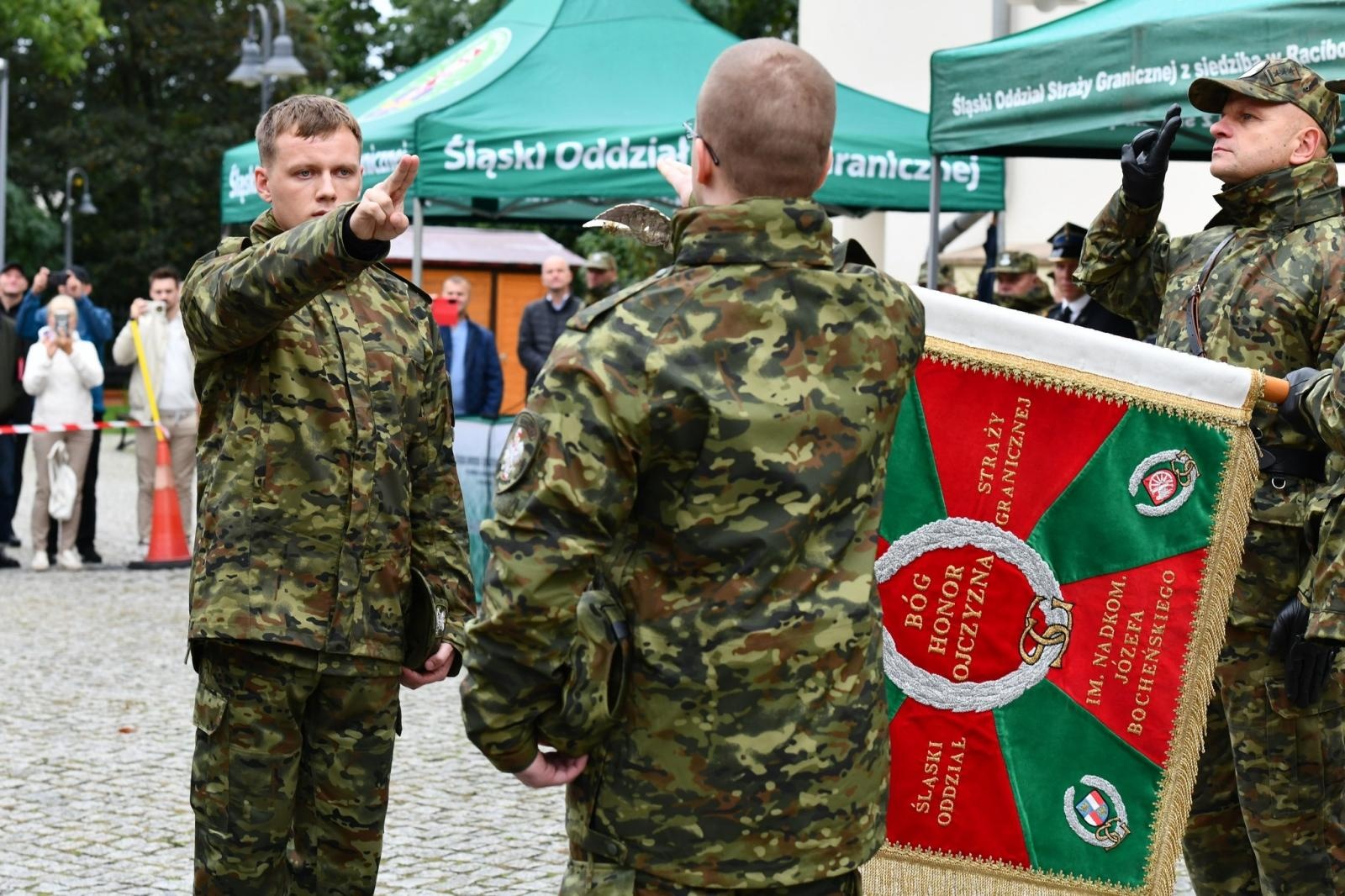 Zdjęcie w galerii na portalu naszraciborz.pl: Śląscy pogranicznicy ślubowali na Zamku Piastowskim wiadomości z regionu
