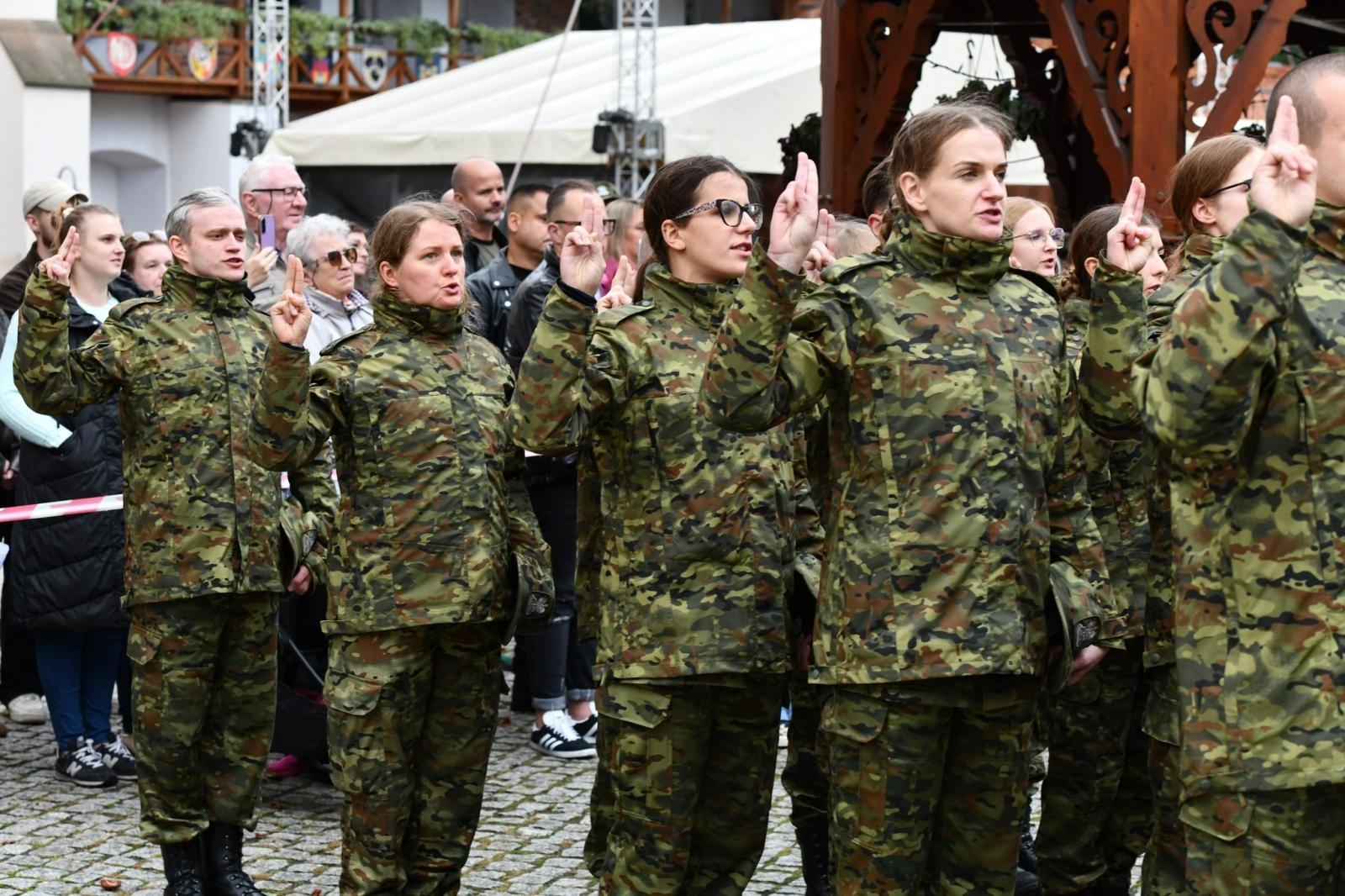 Zdjęcie w galerii na portalu naszraciborz.pl: Śląscy pogranicznicy ślubowali na Zamku Piastowskim wiadomości z regionu