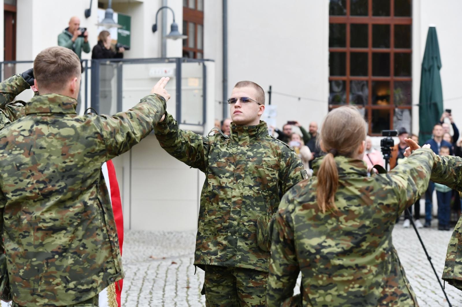 Zdjęcie w galerii na portalu naszraciborz.pl: Śląscy pogranicznicy ślubowali na Zamku Piastowskim wiadomości z regionu