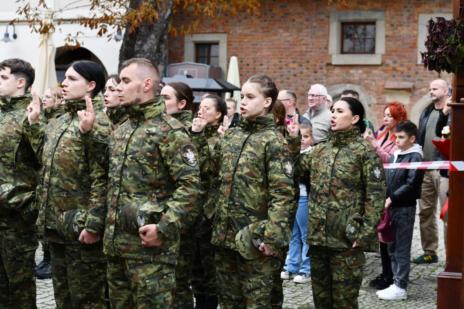 Zdjęcie w galerii na portalu naszraciborz.pl: Śląscy pogranicznicy ślubowali na Zamku Piastowskim wiadomości z regionu