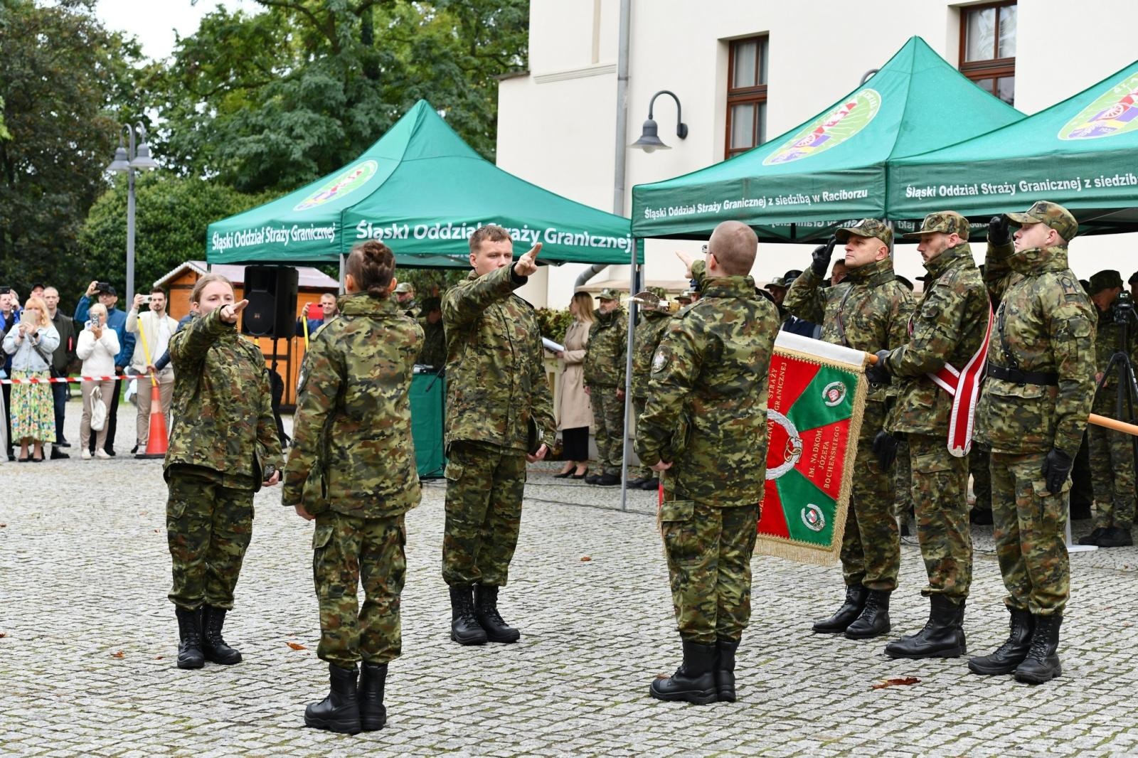 Zdjęcie w galerii na portalu naszraciborz.pl: Śląscy pogranicznicy ślubowali na Zamku Piastowskim wiadomości z regionu