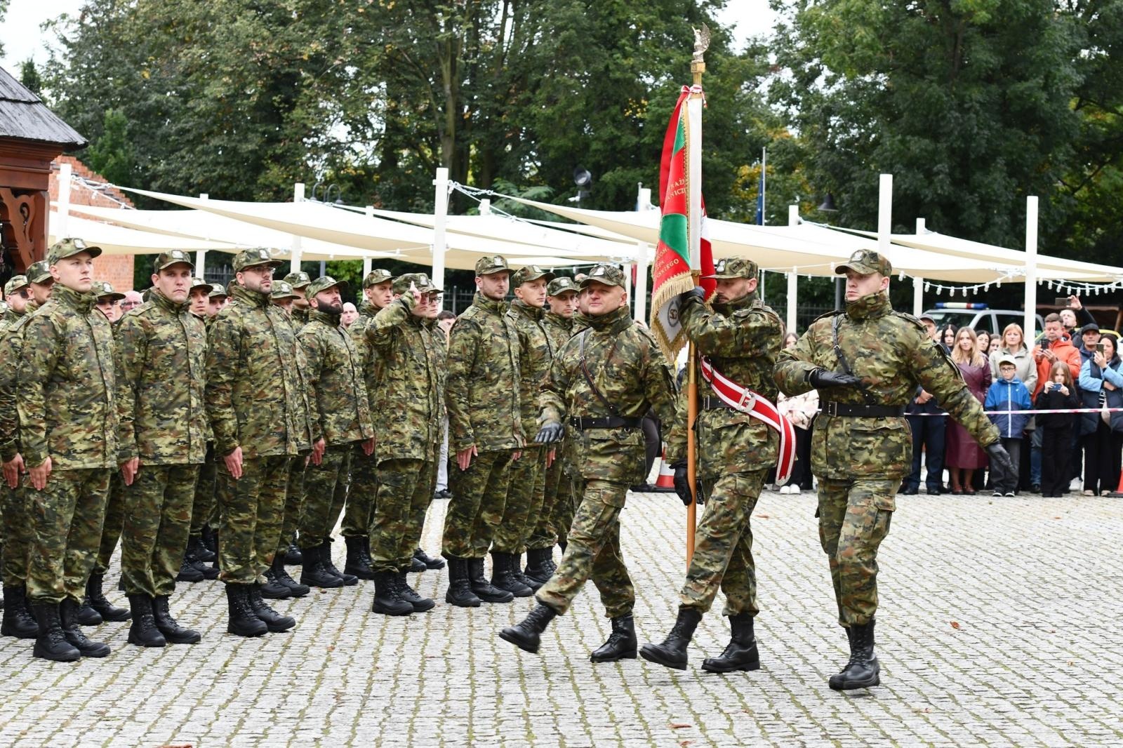 Zdjęcie w galerii na portalu naszraciborz.pl: Śląscy pogranicznicy ślubowali na Zamku Piastowskim wiadomości z regionu