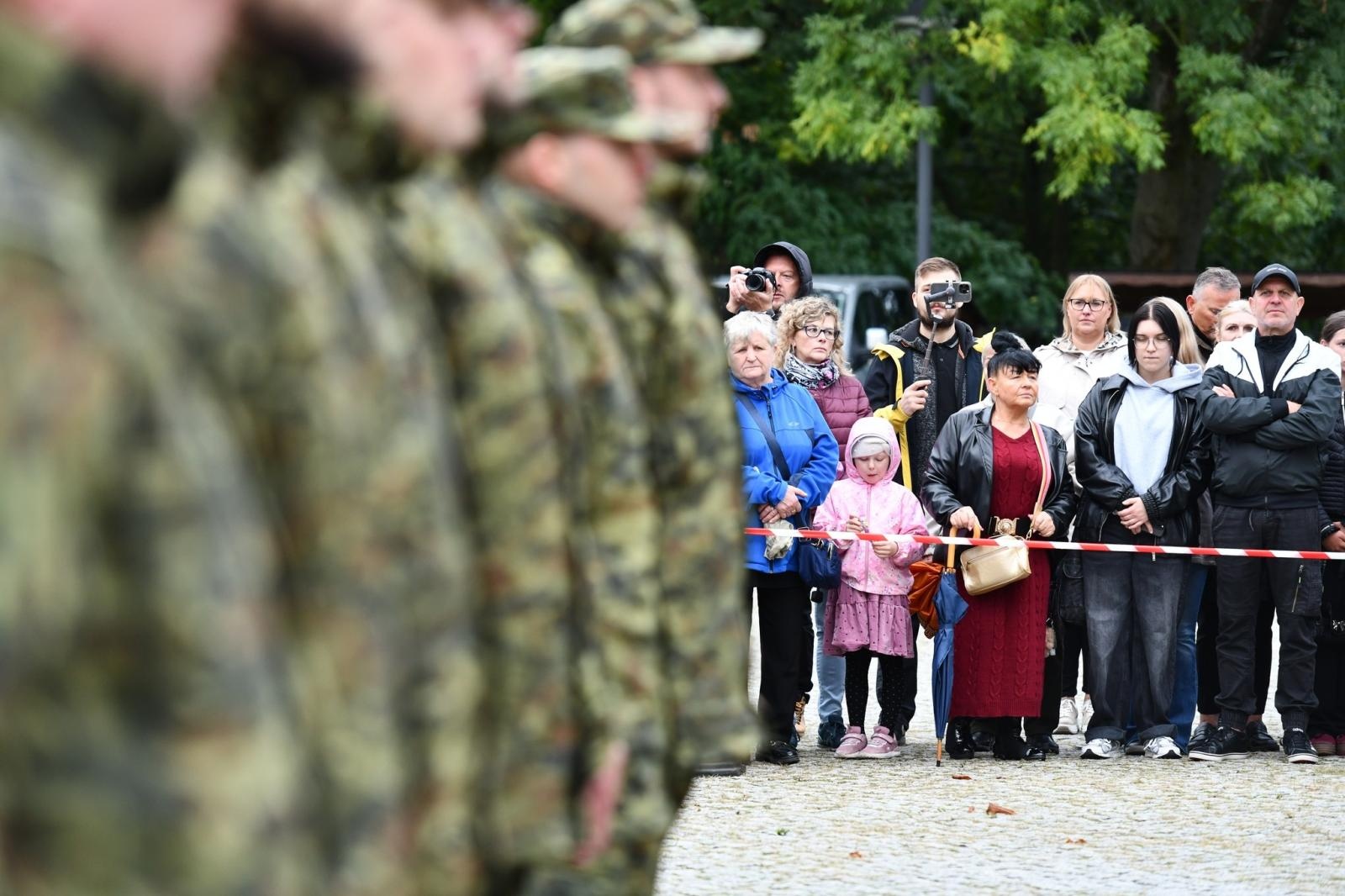 Zdjęcie w galerii na portalu naszraciborz.pl: Śląscy pogranicznicy ślubowali na Zamku Piastowskim wiadomości z regionu