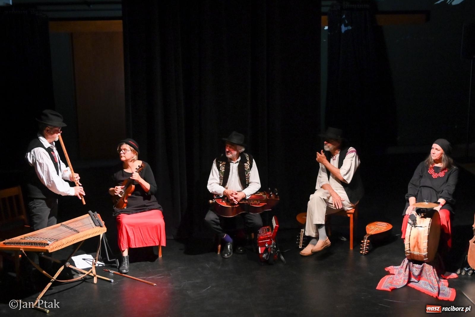 Zdjęcie w galerii na portalu naszraciborz.pl: OFF-KA w Raciborzu. Kafka, teatr improwizacji i muzyczna opowieść o Huculszczyźnie [FOTO i WIDEO] wiadomości z regionu