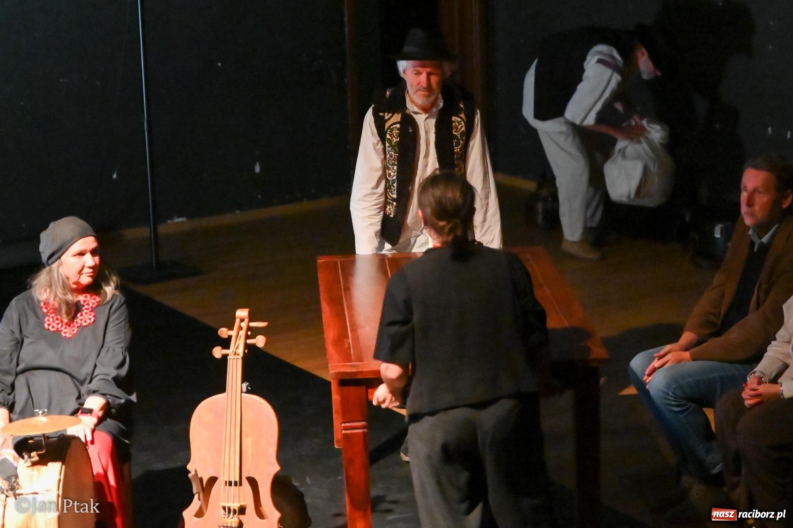 Zdjęcie w galerii na portalu naszraciborz.pl: OFF-KA w Raciborzu. Kafka, teatr improwizacji i muzyczna opowieść o Huculszczyźnie [FOTO i WIDEO] wiadomości z regionu
