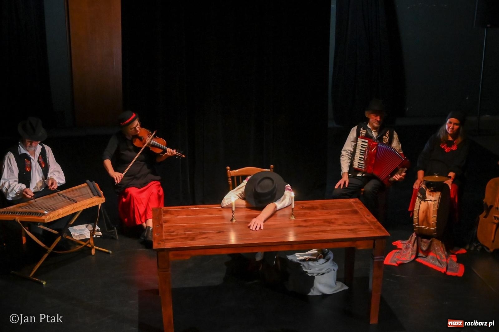 Zdjęcie w galerii na portalu naszraciborz.pl: OFF-KA w Raciborzu. Kafka, teatr improwizacji i muzyczna opowieść o Huculszczyźnie [FOTO i WIDEO] wiadomości z regionu