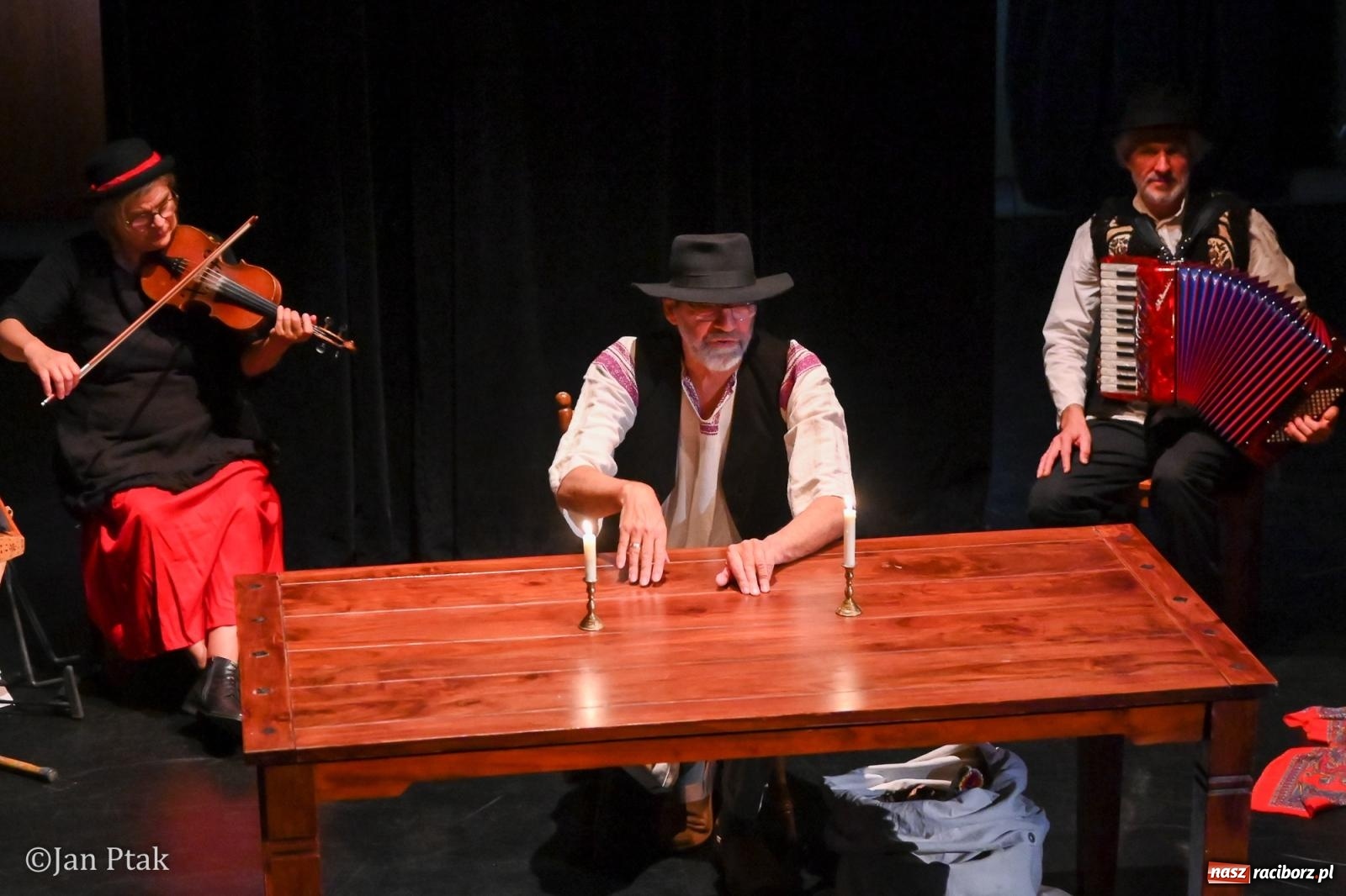 Zdjęcie w galerii na portalu naszraciborz.pl: OFF-KA w Raciborzu. Kafka, teatr improwizacji i muzyczna opowieść o Huculszczyźnie [FOTO i WIDEO] wiadomości z regionu