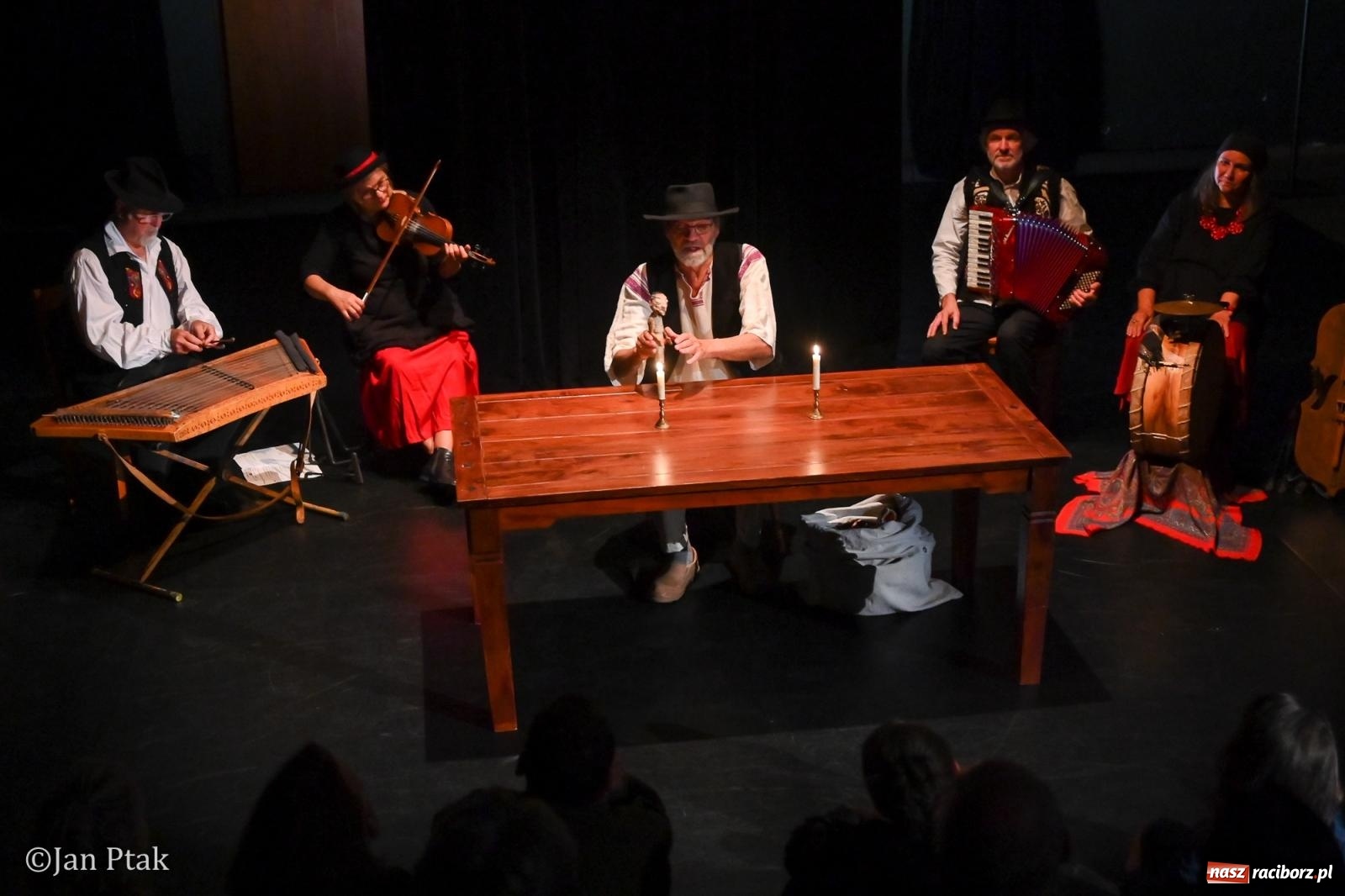 Zdjęcie w galerii na portalu naszraciborz.pl: OFF-KA w Raciborzu. Kafka, teatr improwizacji i muzyczna opowieść o Huculszczyźnie [FOTO i WIDEO] wiadomości z regionu