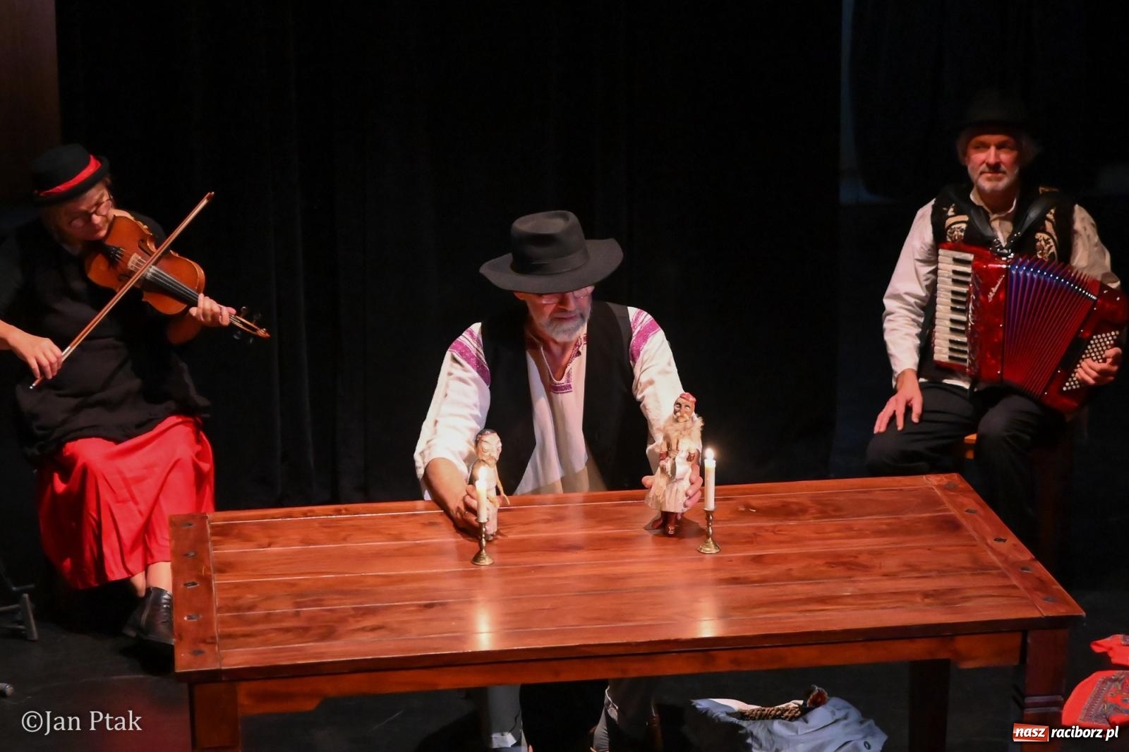 Zdjęcie w galerii na portalu naszraciborz.pl: OFF-KA w Raciborzu. Kafka, teatr improwizacji i muzyczna opowieść o Huculszczyźnie [FOTO i WIDEO] wiadomości z regionu